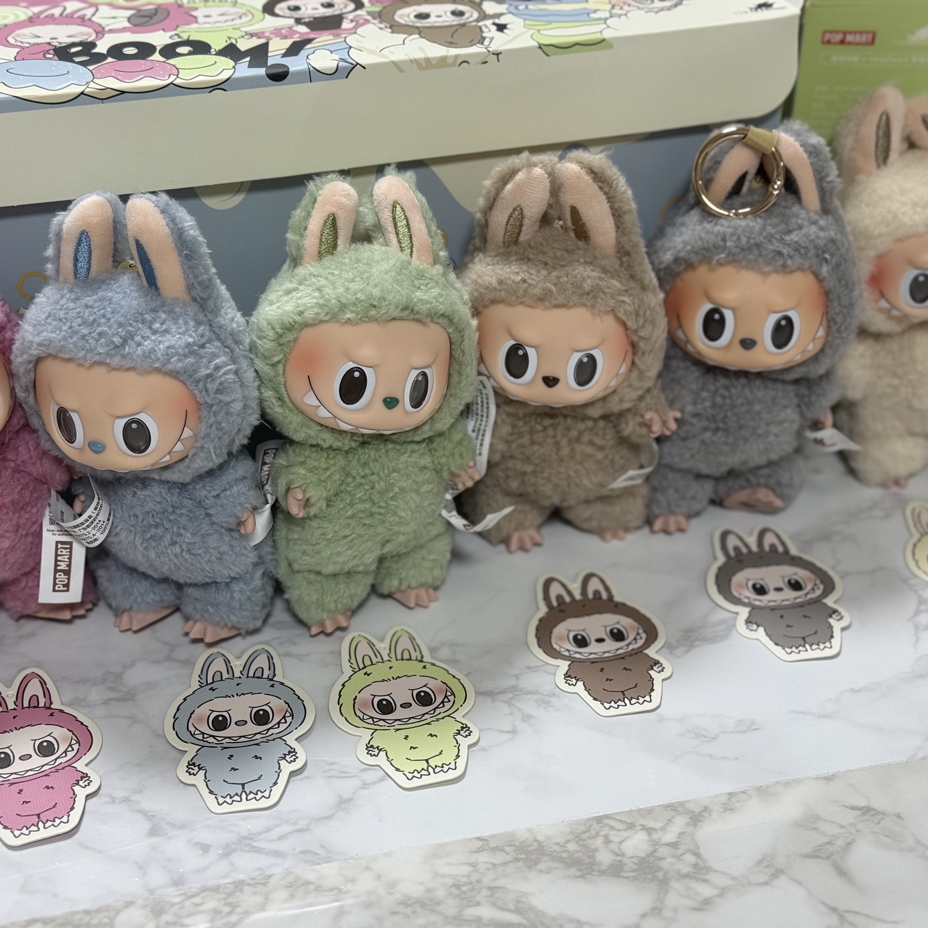 Pop Mart The Monsters Labubu Tasty Macarons Series Sealed Case (6 Blind Boxes) 착용 스타일