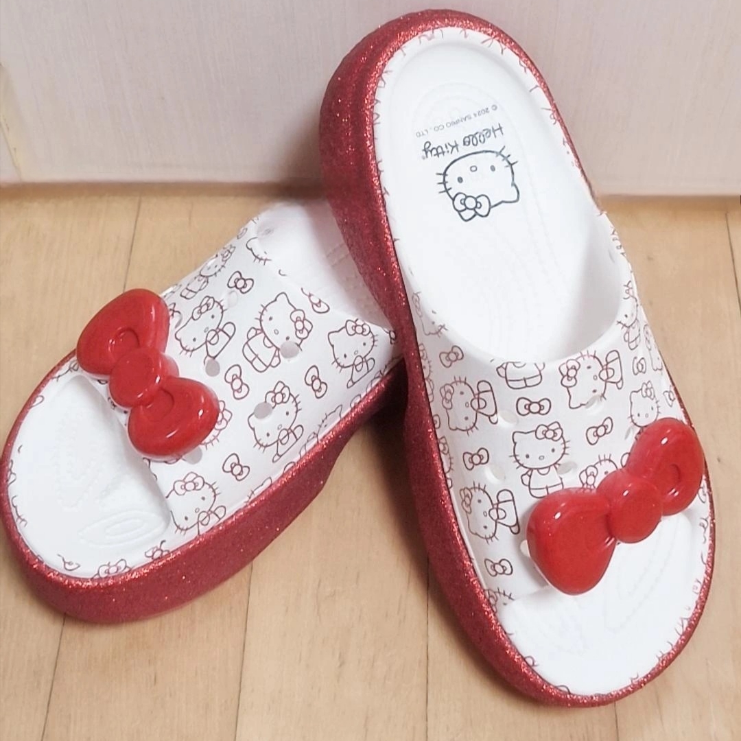 Crocs x Hello Kitty Stomp Slide White Red 착용 스타일