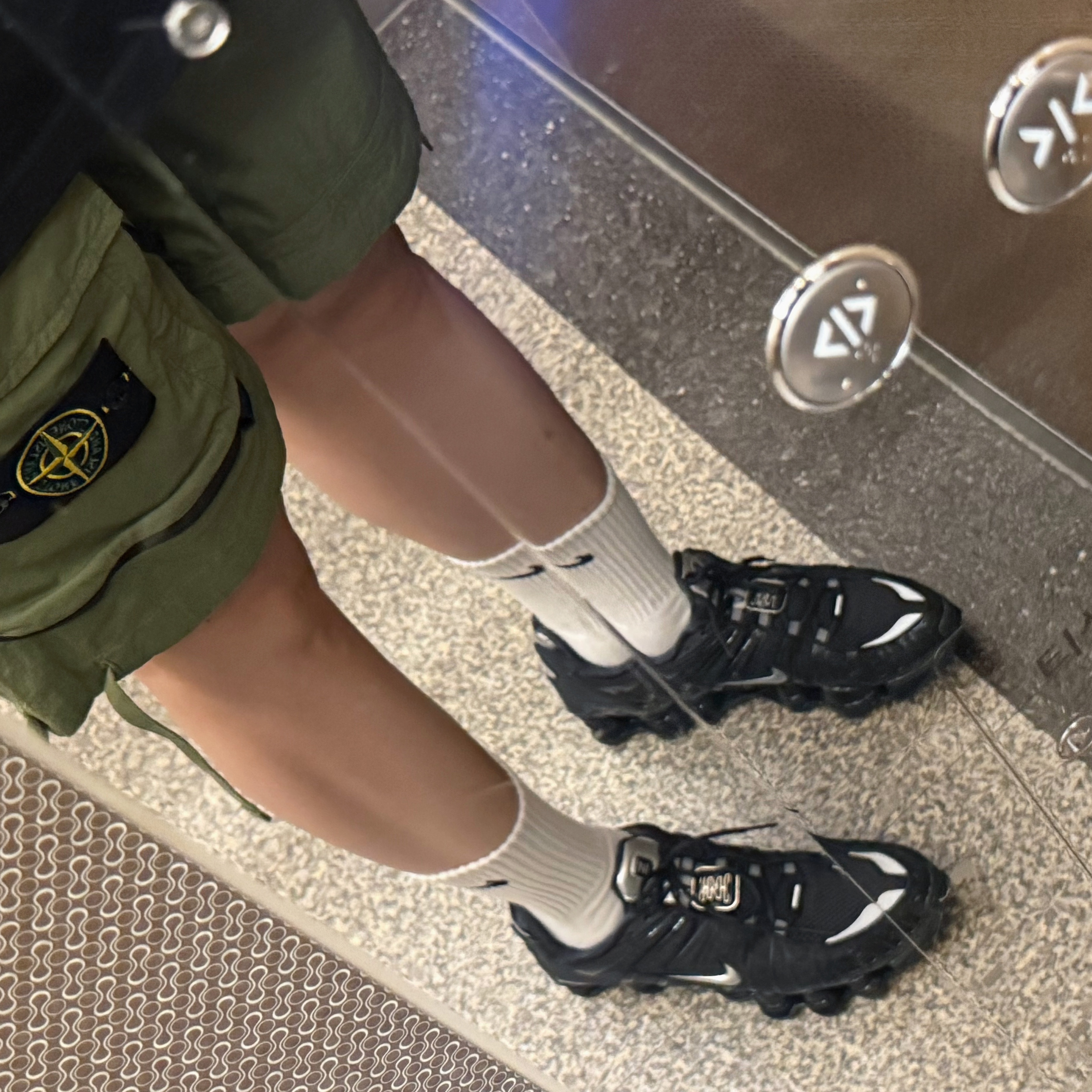 (W) Nike Shox TL Off Noir Metallic Silver 착용 스타일 - 2