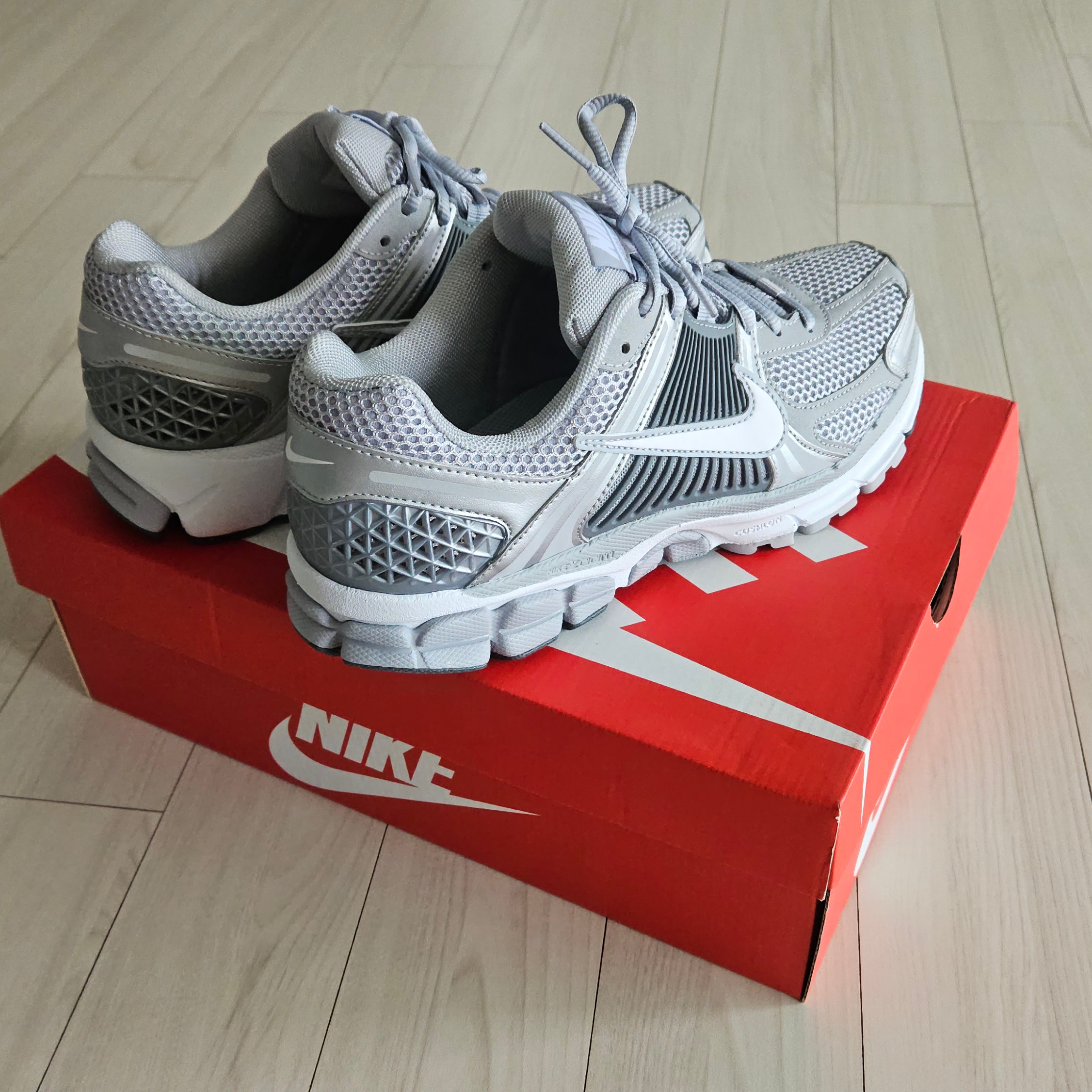 Nike Zoom Vomero 5 Wolf Grey White 착용 스타일