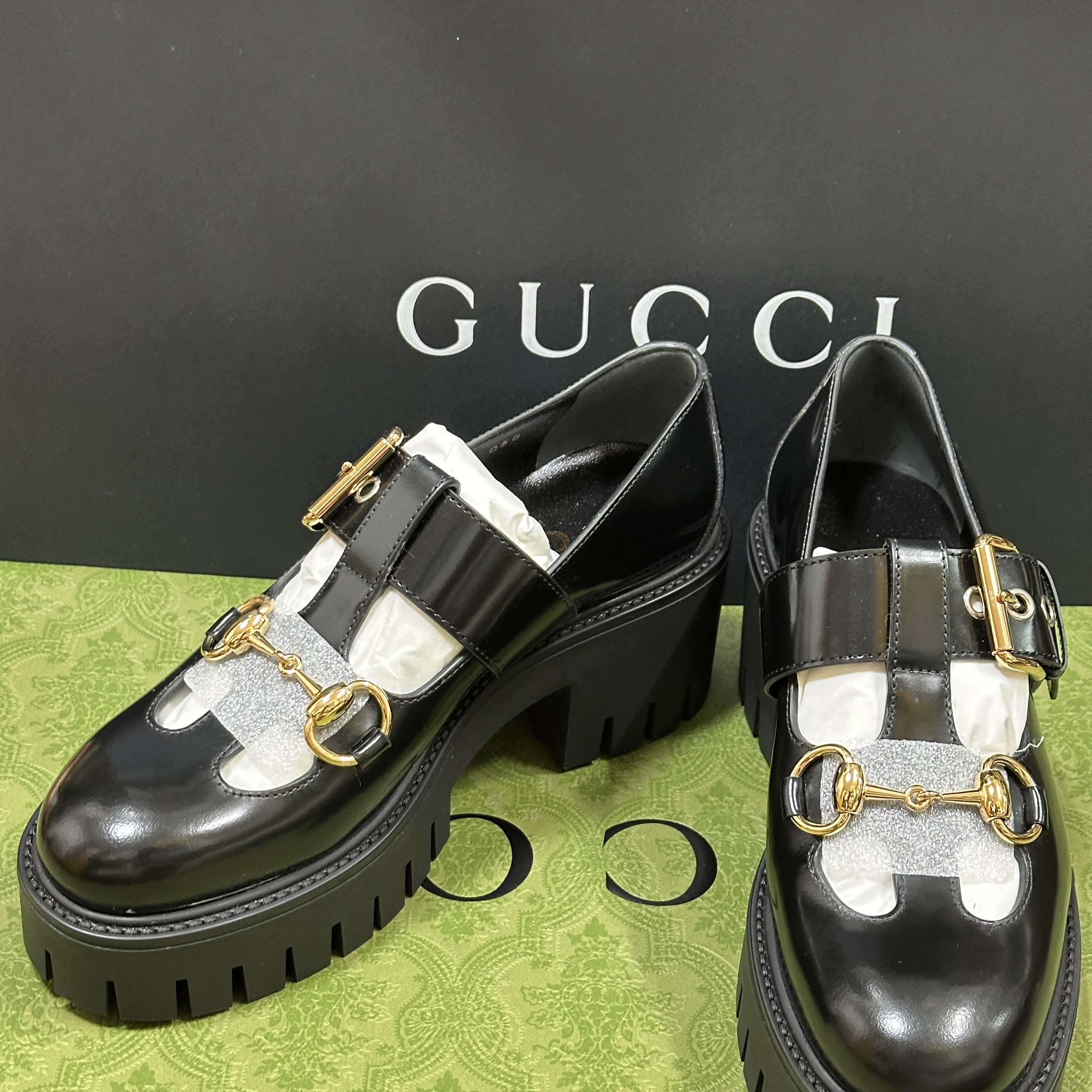 (W) Gucci Loafer with Horsebit Black Leather 착용 스타일