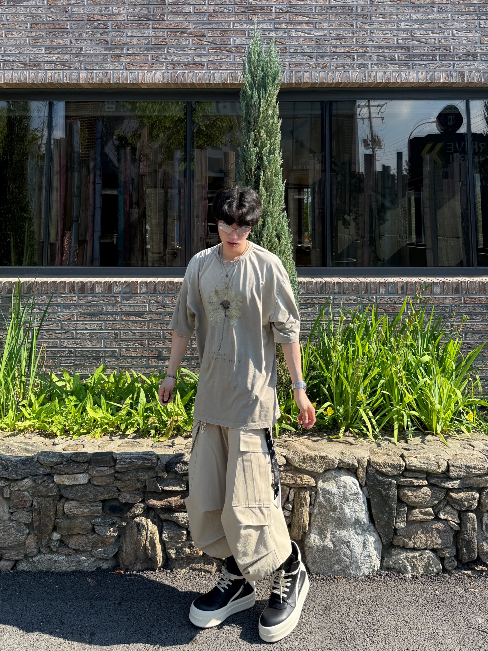 Rick Owens Hollywood Mega Bumper Geobasket in Full Grain Calf Leather Black Milk, Nonnod Side Cargo Shorts Beige 착용 스타일 - 6