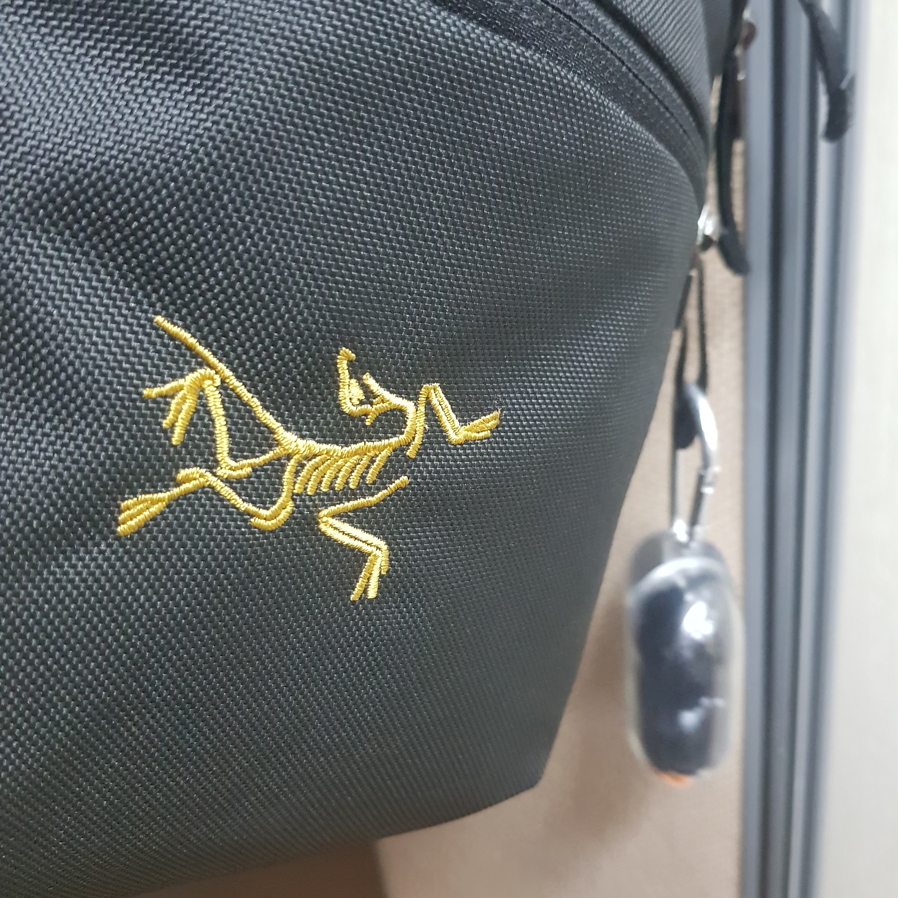 Arc'teryx Mantis 2 Waistpack 24K Black 착용 스타일