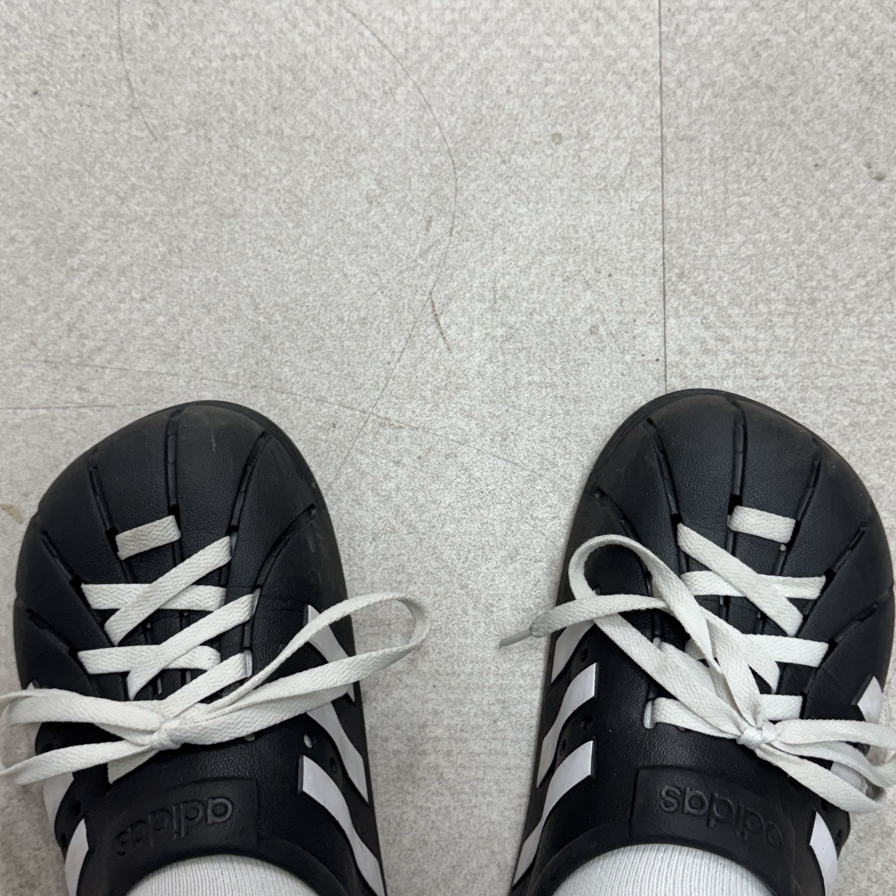 Adidas Adilette Clog Black White 착용 스타일