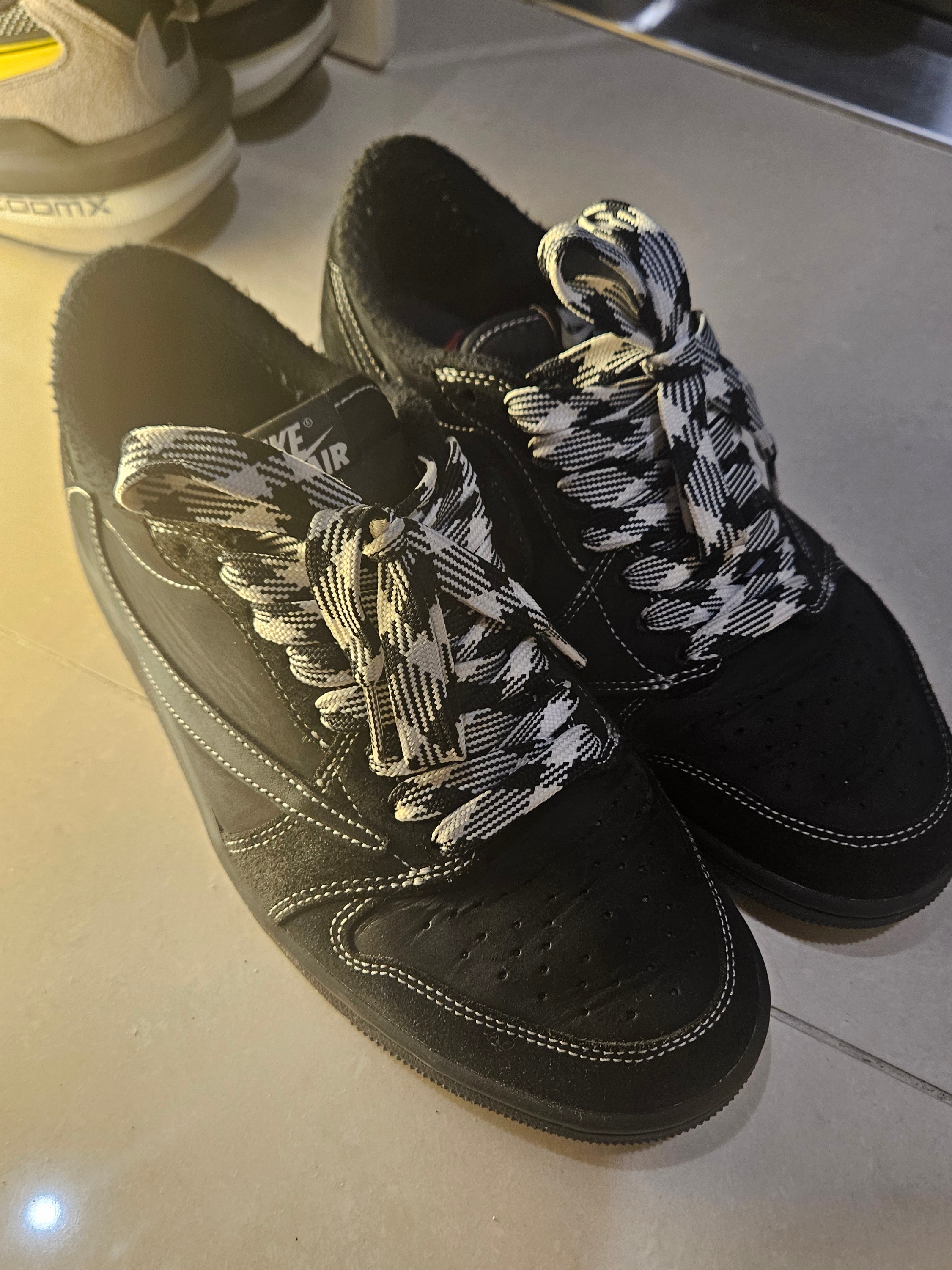 Jordan 1 x Travis Scott Retro Low OG SP Black Phantom 착용 스타일