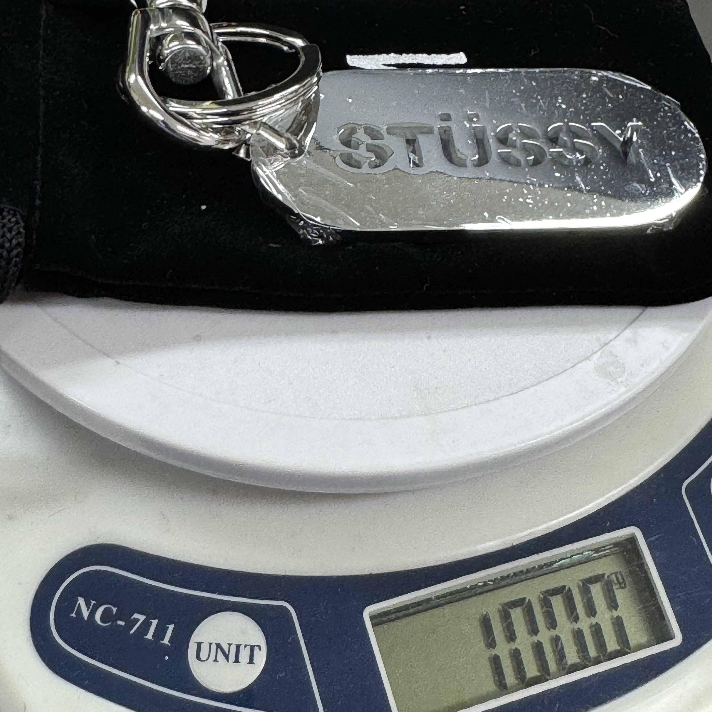 Stussy Metal Tag Keychain Silver 착용 스타일