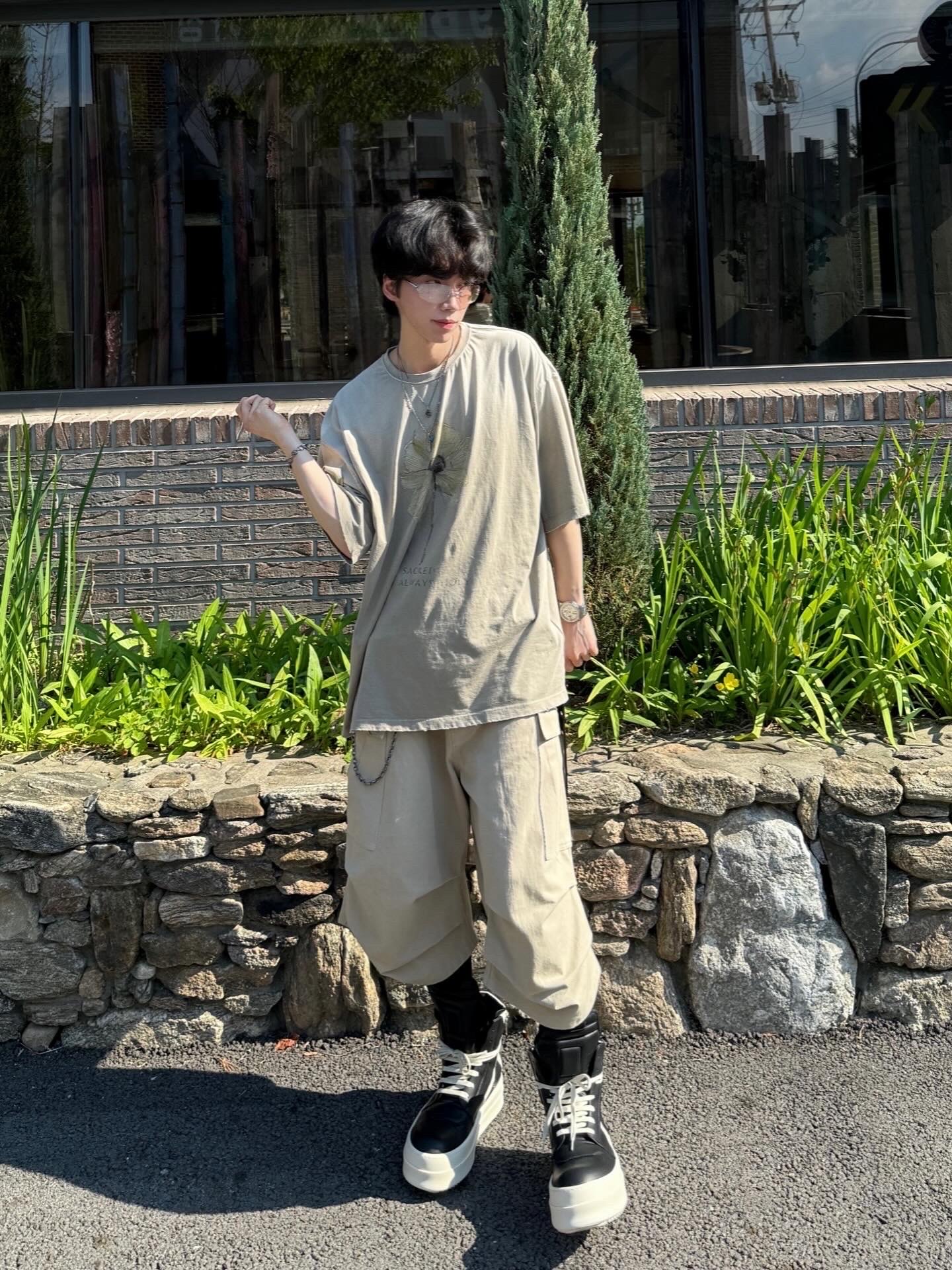 Rick Owens Hollywood Mega Bumper Geobasket in Full Grain Calf Leather Black Milk, Nonnod Side Cargo Shorts Beige 착용 스타일 - 1