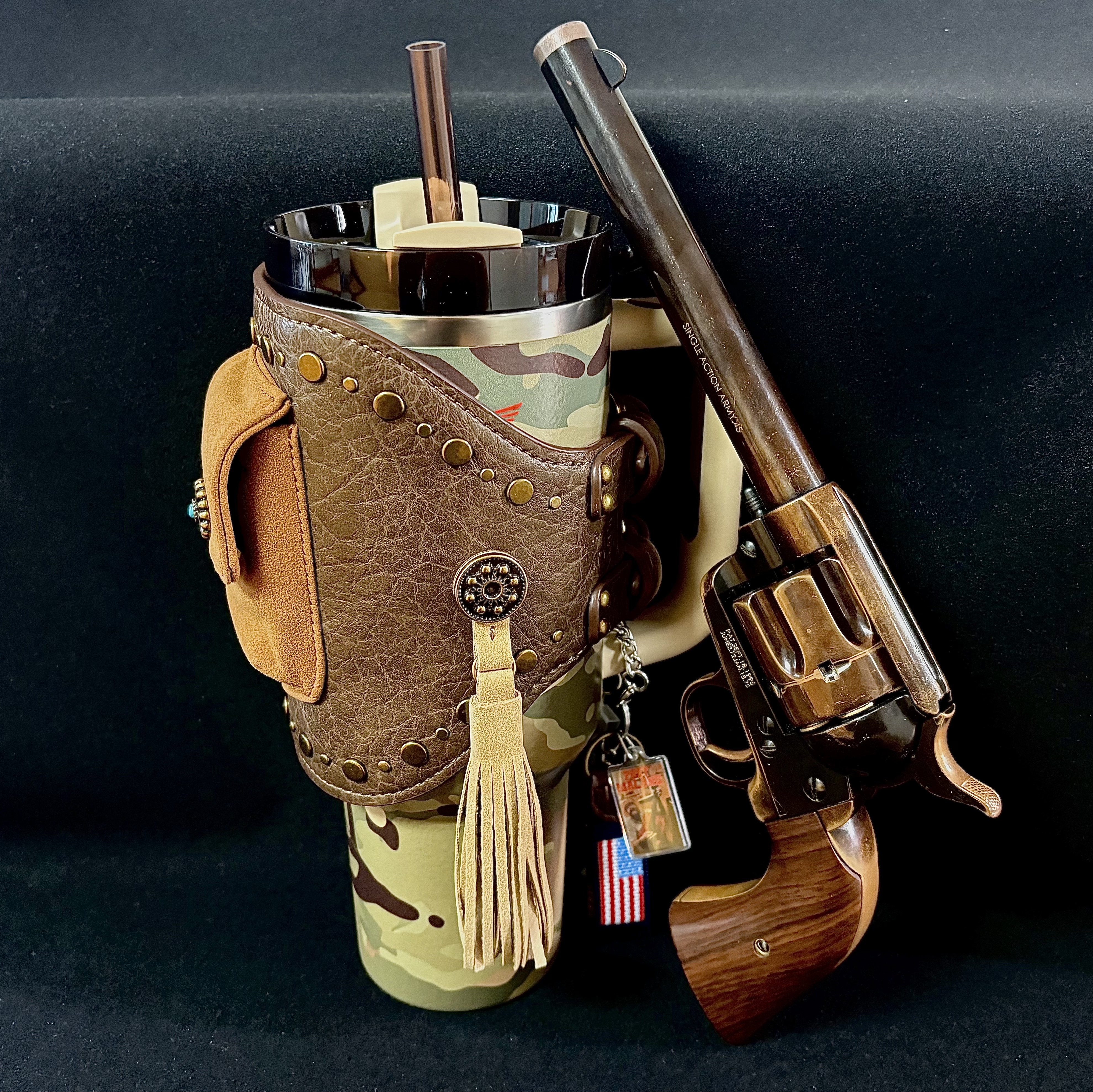 Stanley x The Post Malone Quencher H2.0 Flowstate Tumbler with Quencher Pouch Belt 1.18L Multicam 착용 스타일