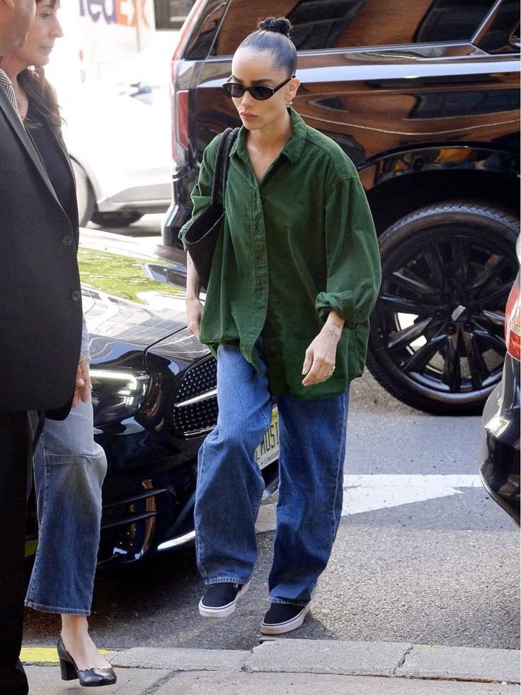 Stussy Denim Big OL' Jean Washed Blue, Lemaire Garment Dyed Light Cotton Satin Stand Collar Shirt Hunter Green 착용 스타일