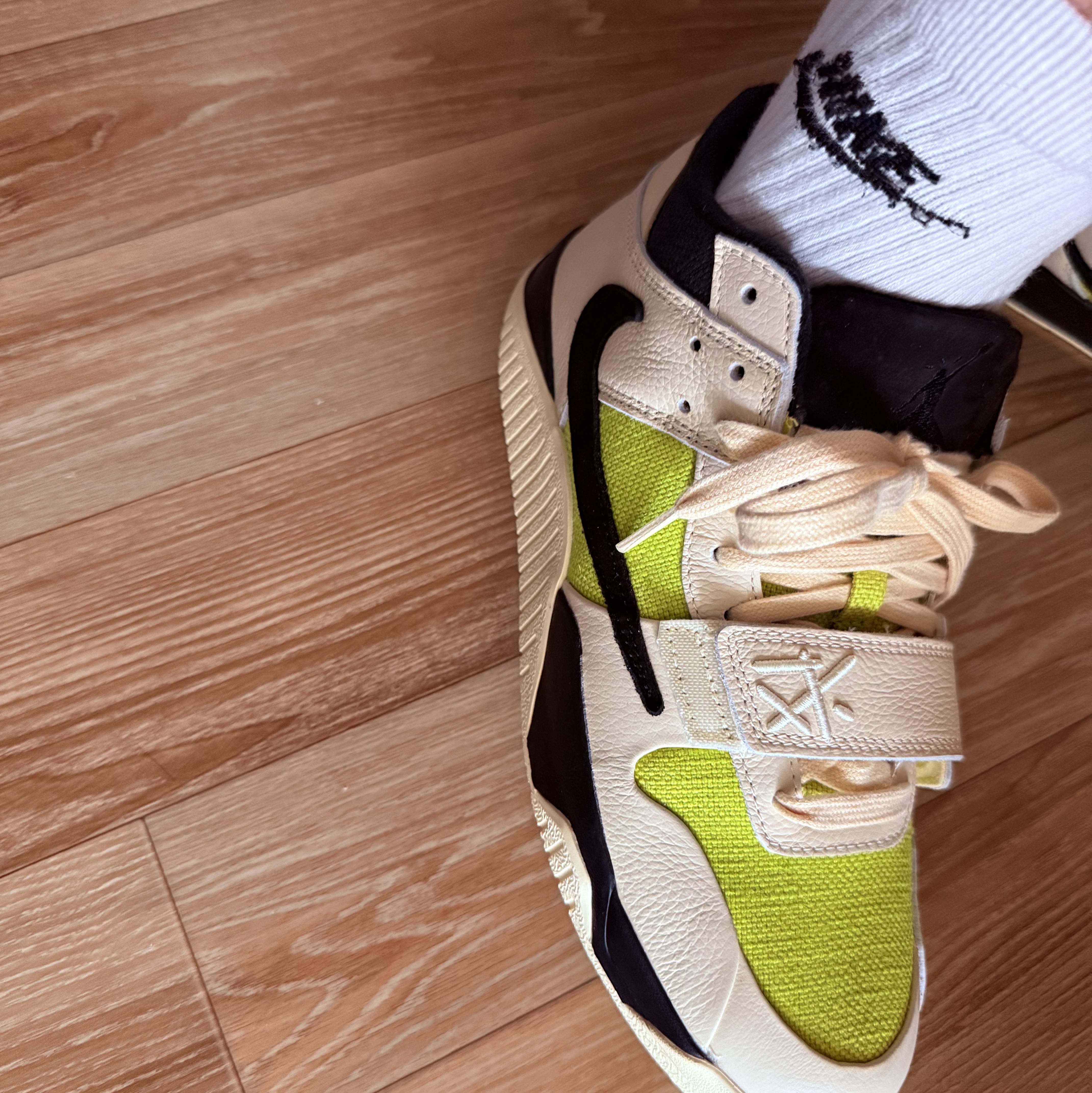 Jordan x Travis Scott Jumpman Jack TR Bright Cactus 착용 스타일