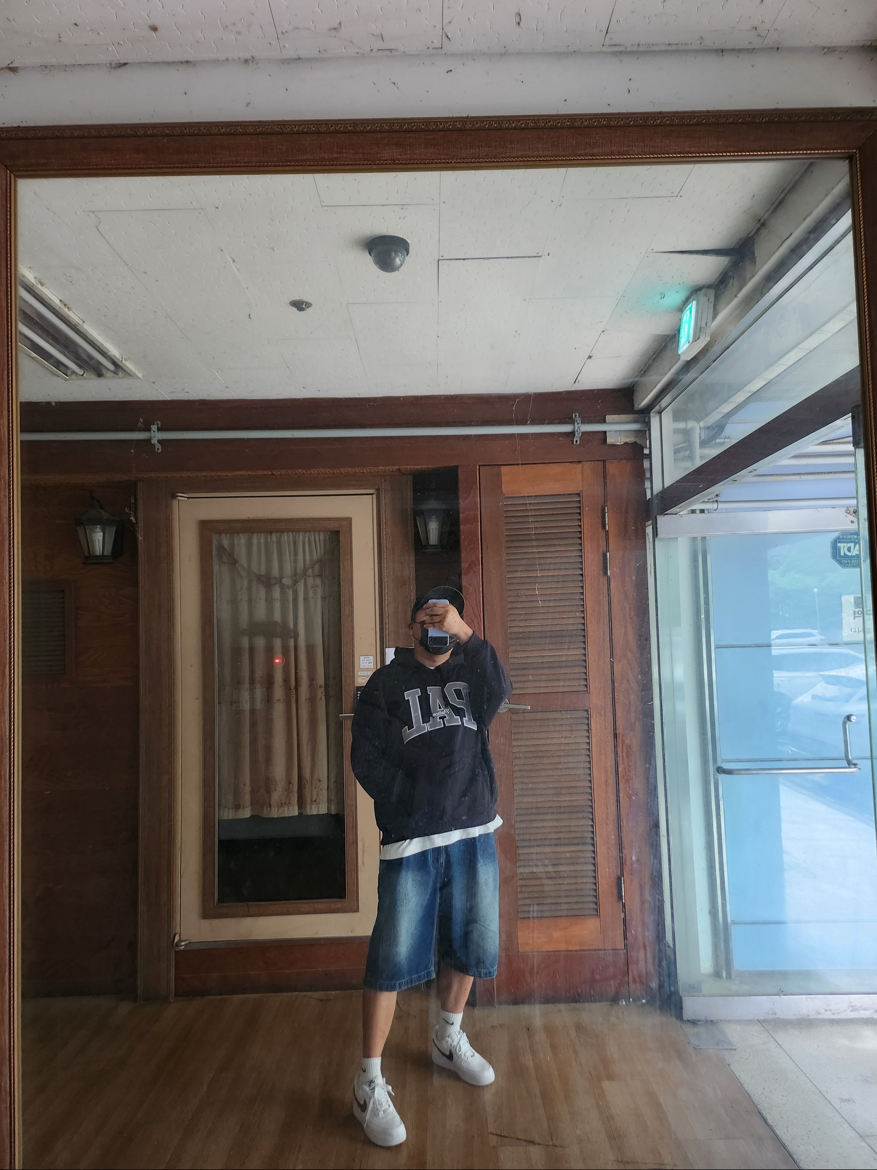 Palace x Gap Hood Black - 24SS, Nike x Supreme x GOODENOUGH Air Force 1 Low White - 25SS 착용 스타일