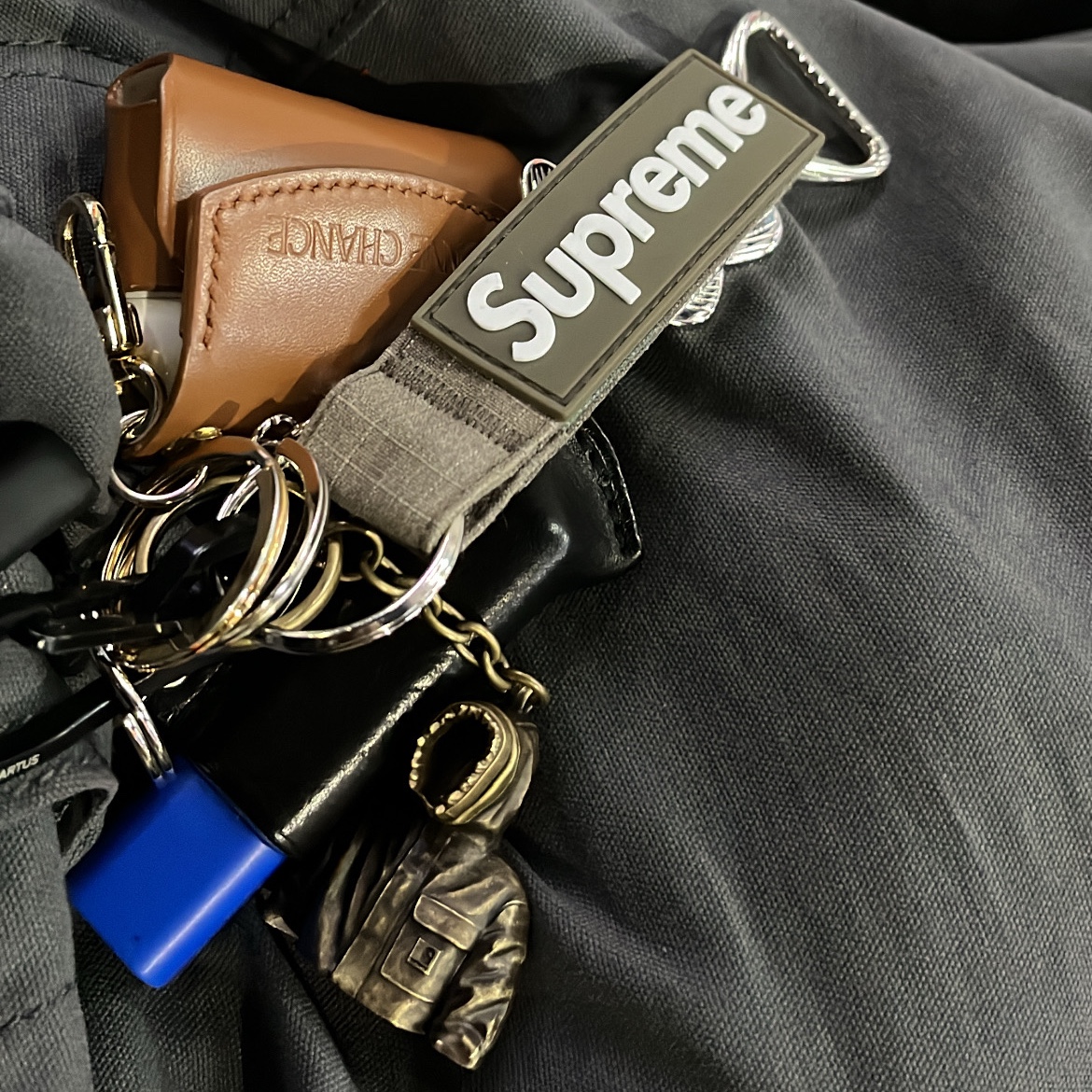 Supreme Ripstop Keychain Woodland Camo - 24SS, Carhartt WIP Siberian Parka Keychain Gold 착용 스타일