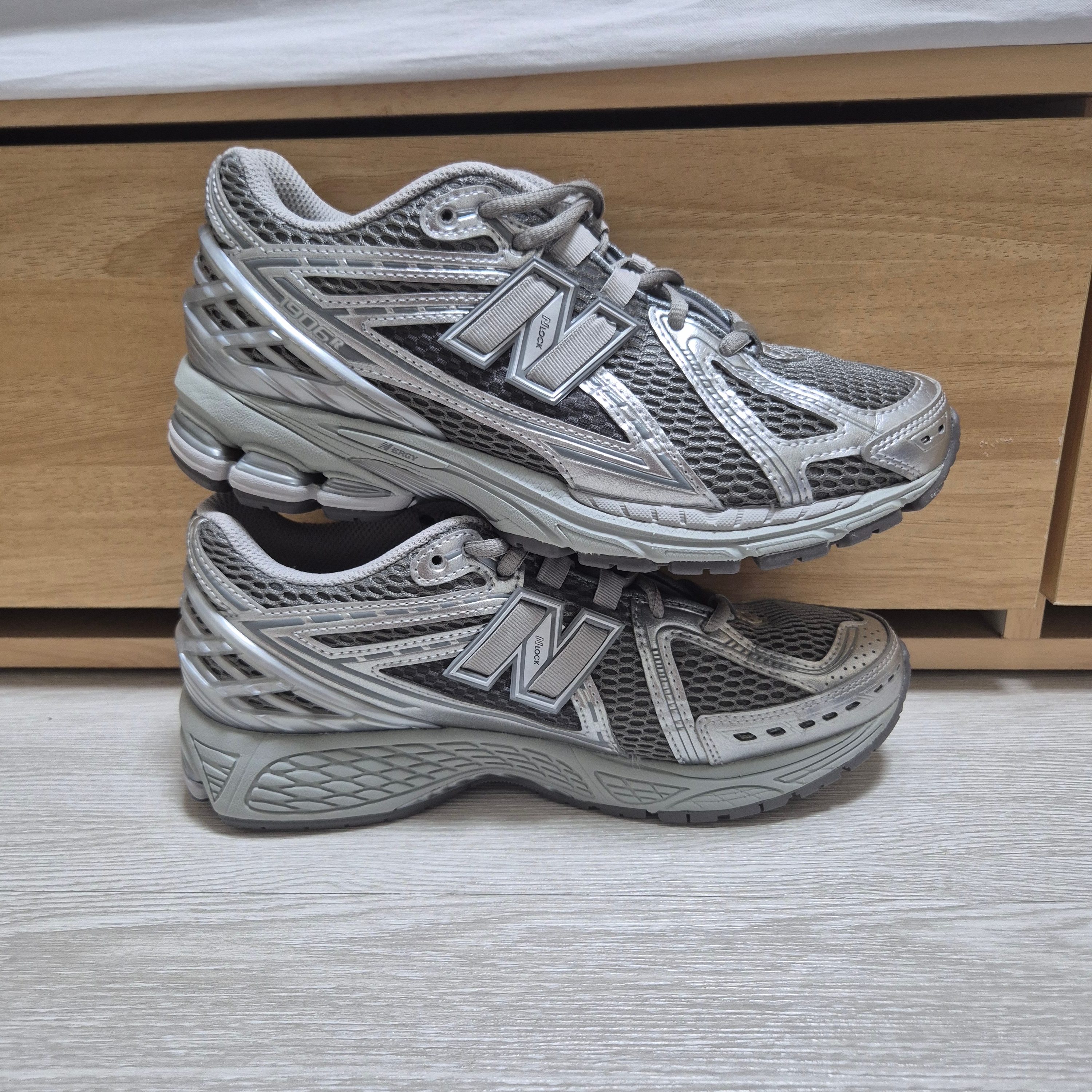 New Balance 1906R Harbor Grey Silver Metalic 착용 스타일 - 1