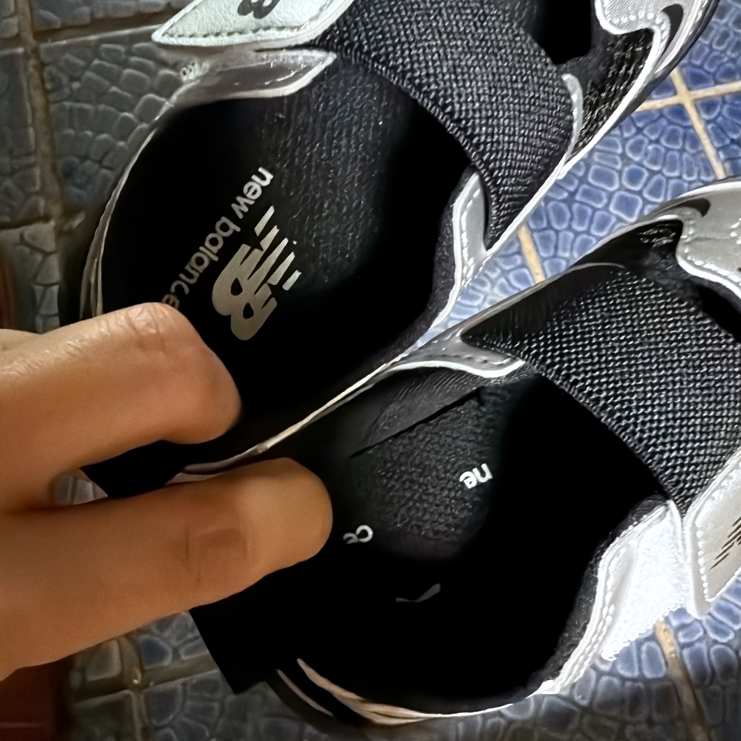 (TD) New Balance Freedle 920 Sandal Gray 착용 스타일 - 3
