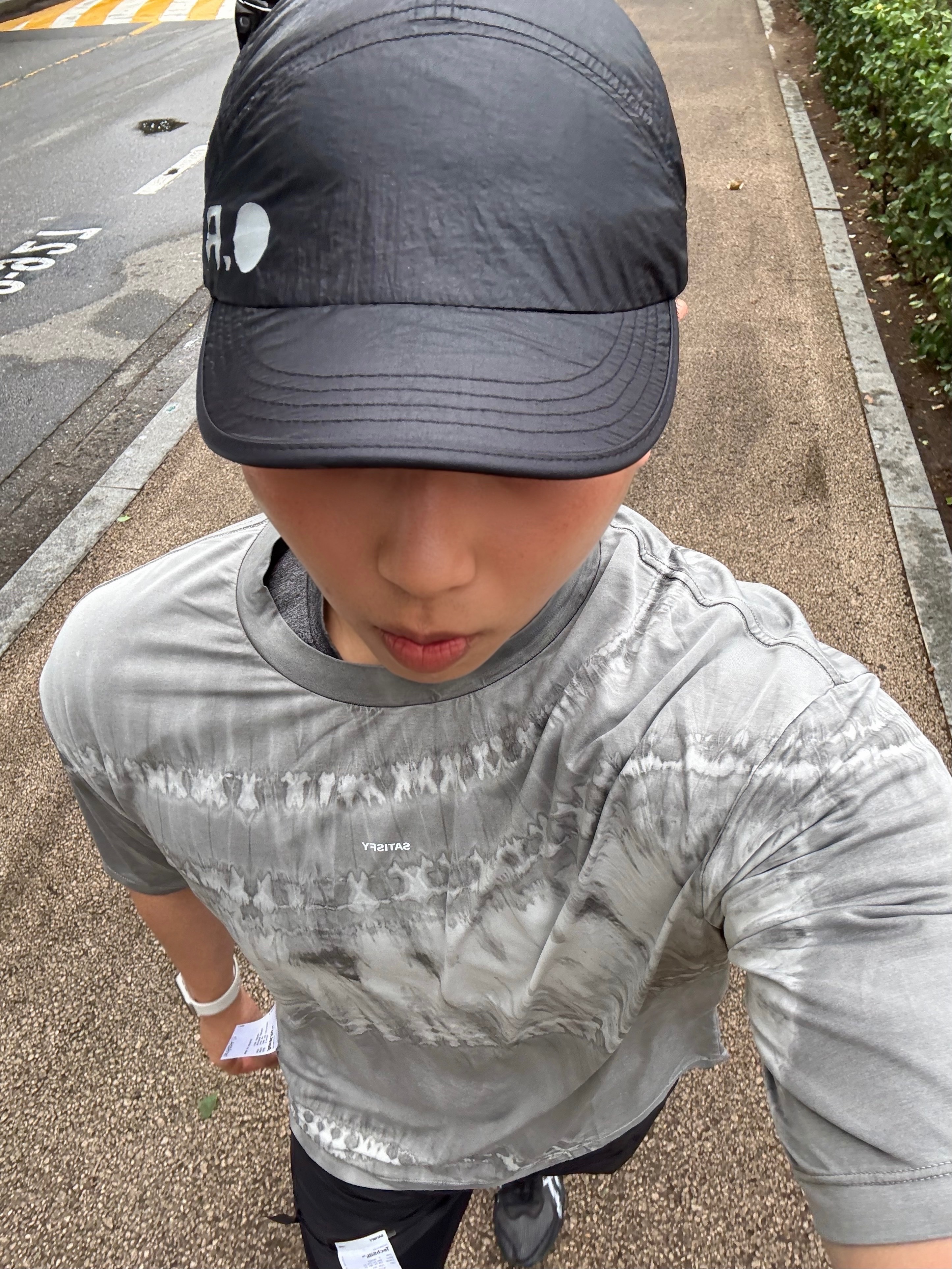 Satisfy Auralite T-Shirt Tie Dye Mineral Graphite, Optimistic Runners Nylon Cap Black 착용 스타일