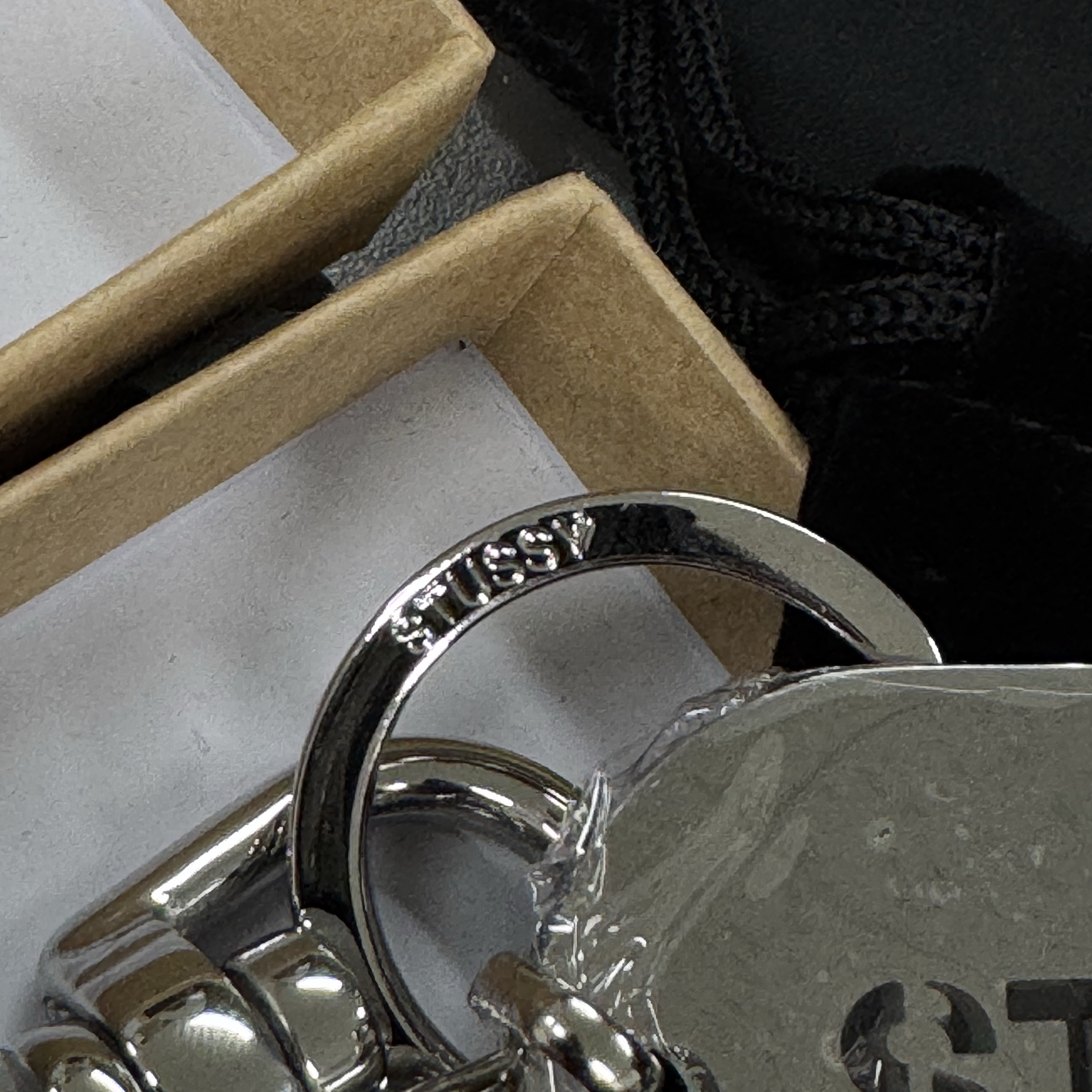 Stussy Metal Tag Keychain Silver 착용 스타일
