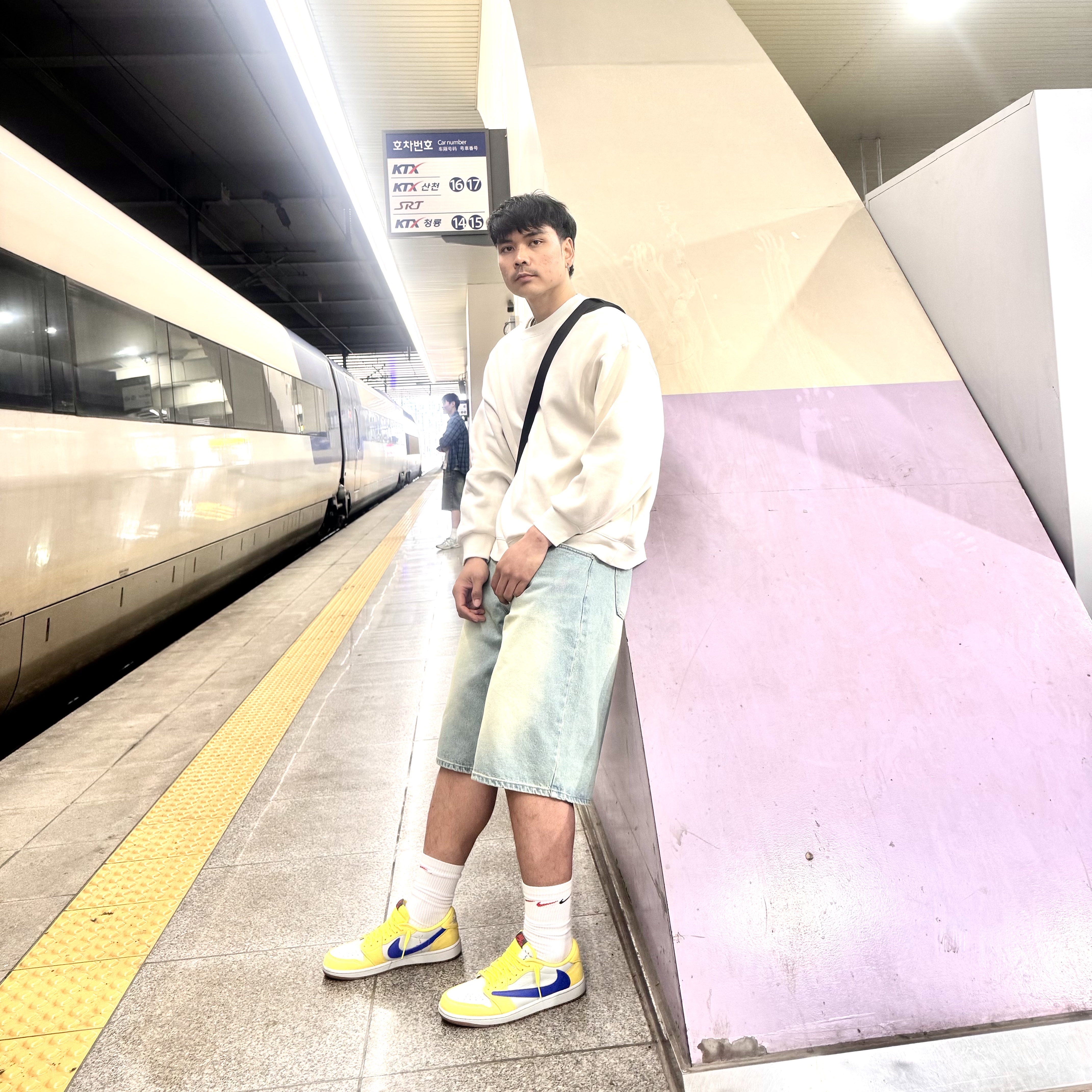 (W) Jordan 1 x Travis Scott Retro Low OG SP Canary, Suade Color Washed Denim Shorts Blue 착용 스타일