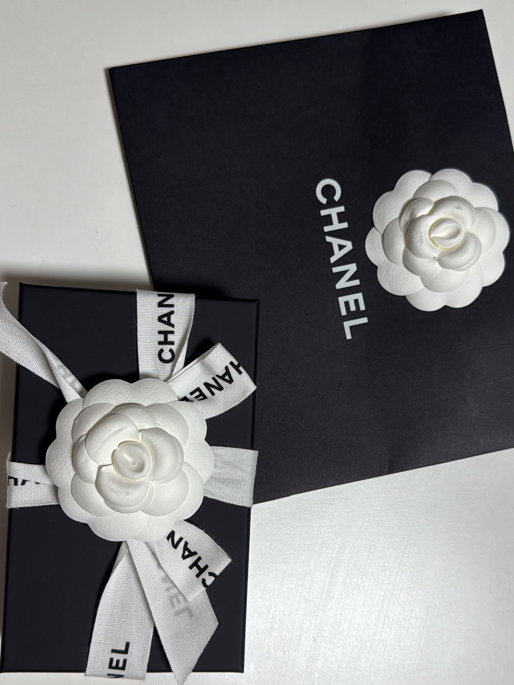 Chanel Classic Card Holder Grained Calfskin & Gold Black 착용 스타일 - 1