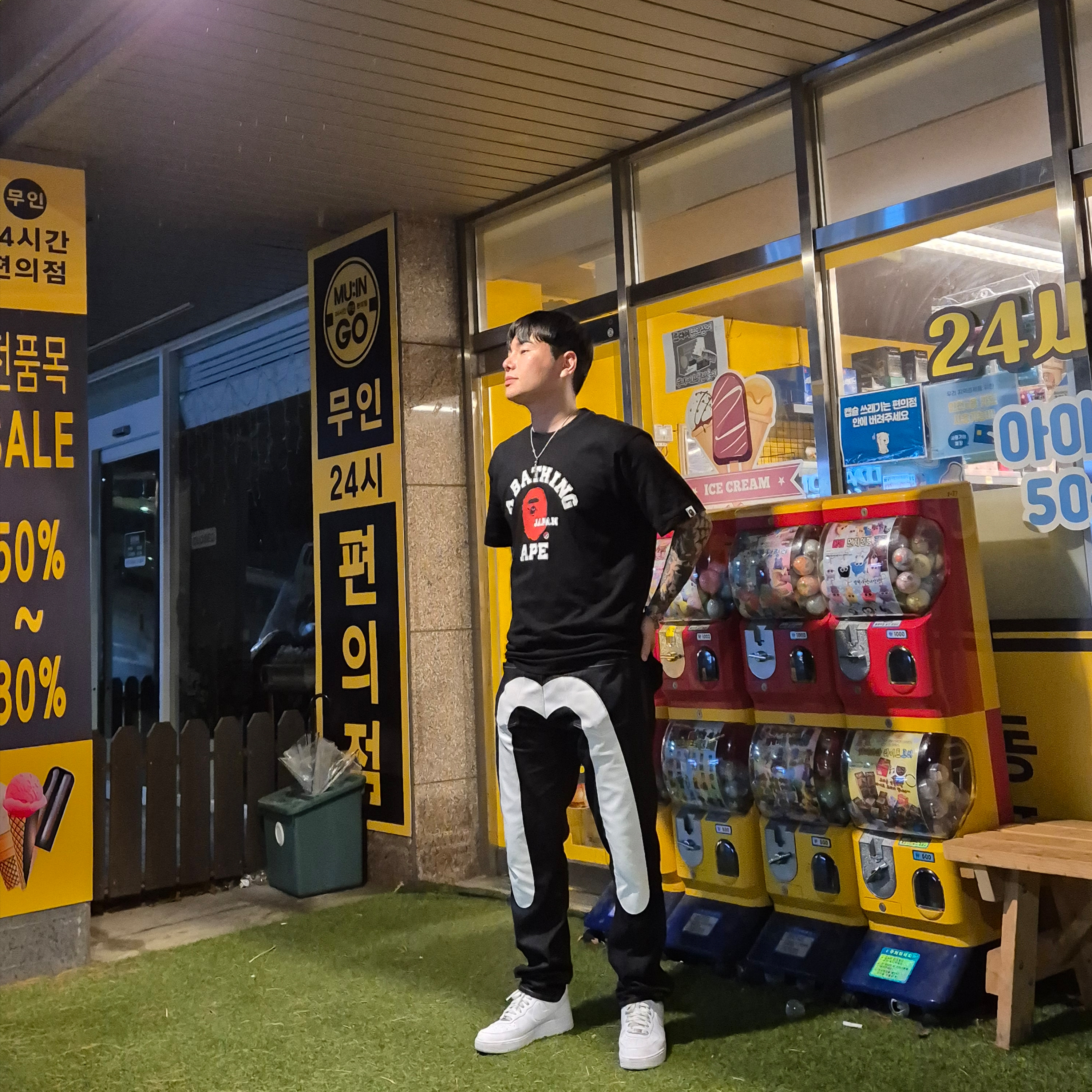 BAPE Japan College T-Shirt Black, Nike Air Force 1 '07 Low White 착용 스타일