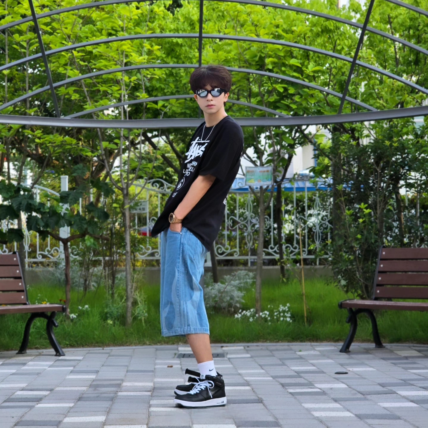 Stussy World Tour T-Shirt Black 2024,2025, Stussy World Tour T-Shirt Black 2023 착용 스타일 - 3