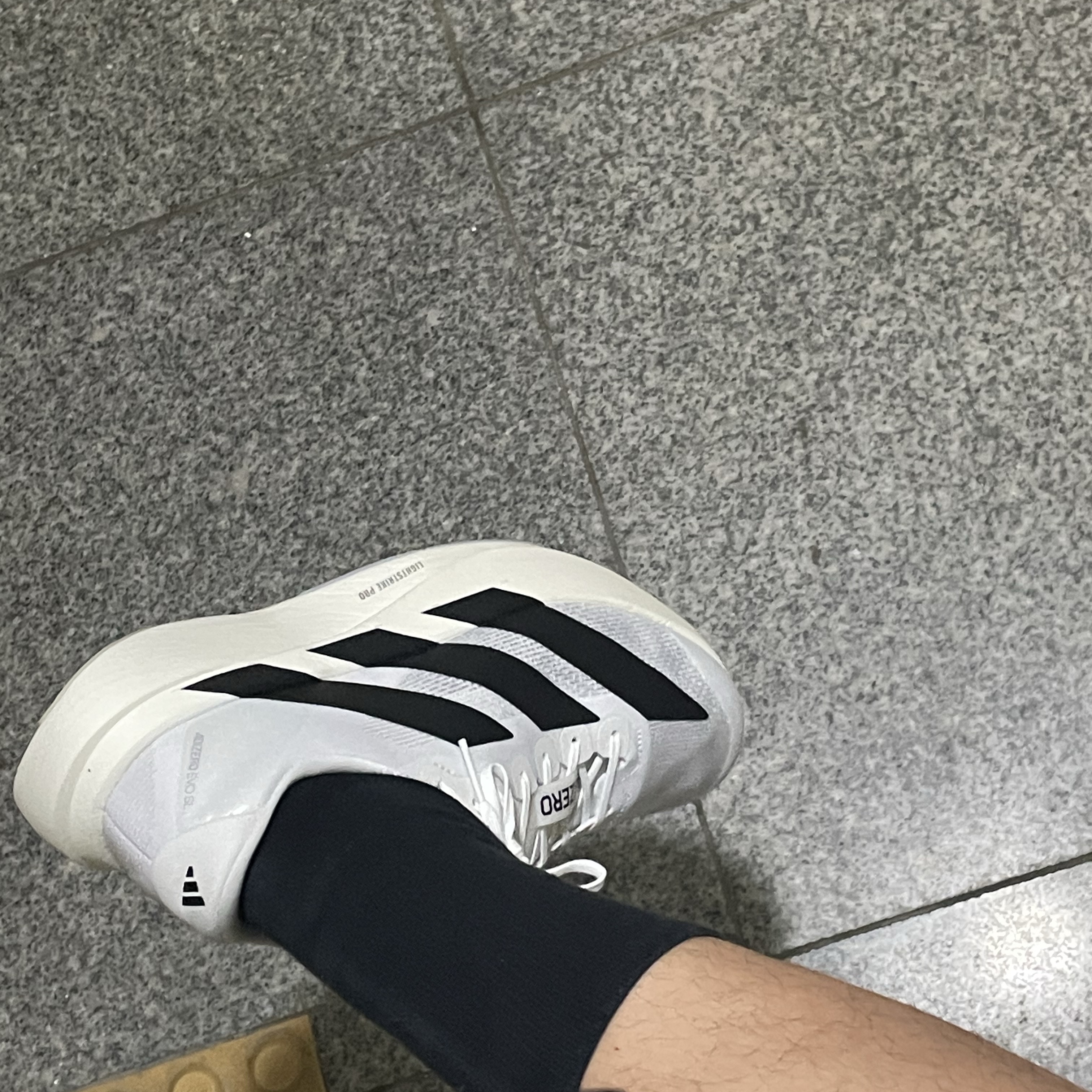 Adidas Adizero EVO SL Cloud White Core Black 착용 스타일