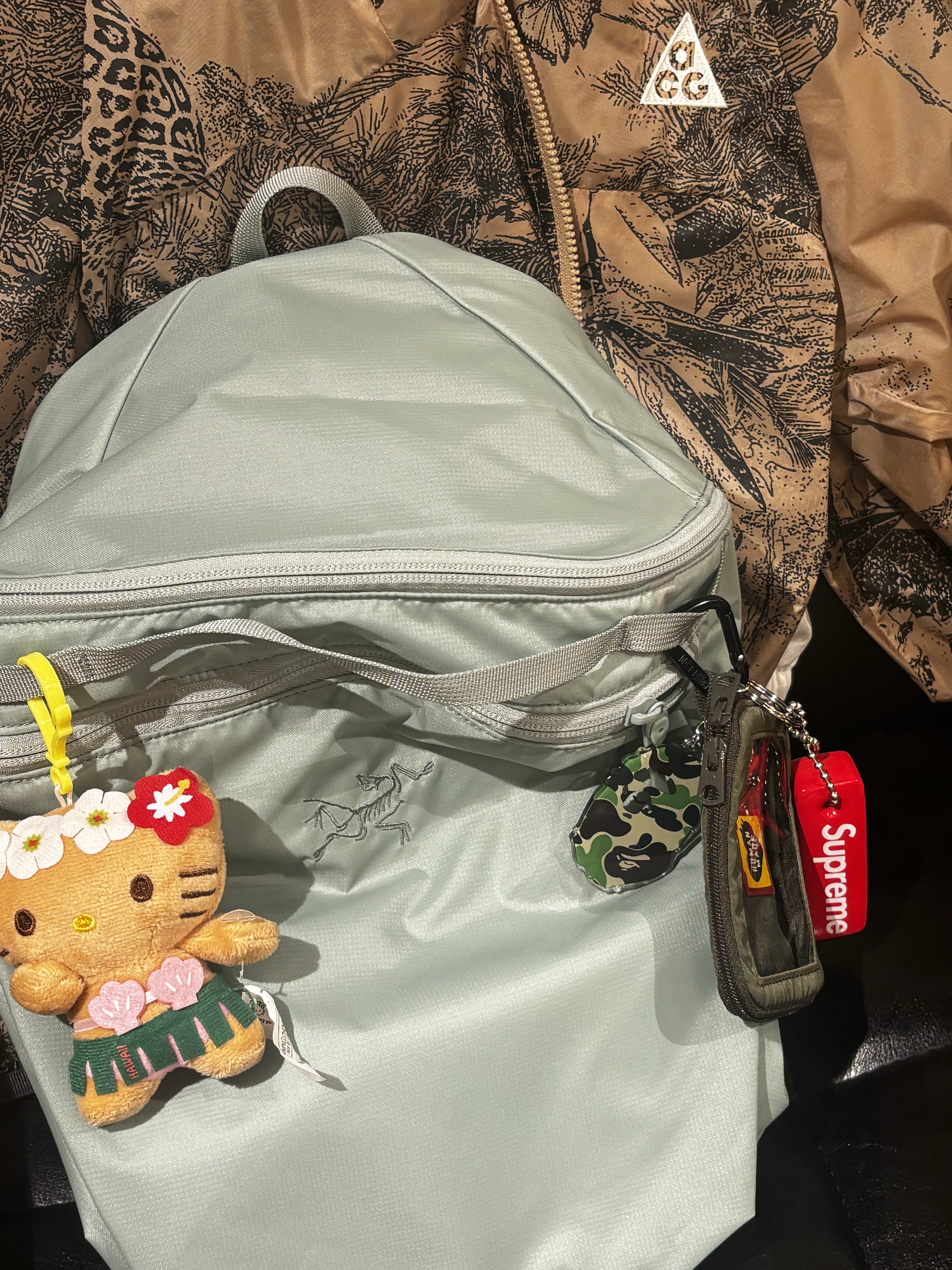 BAPE ABC Camo Ape Head Acrylic Keychain Green, Supreme Floating Keychain Red - 23FW 착용 스타일