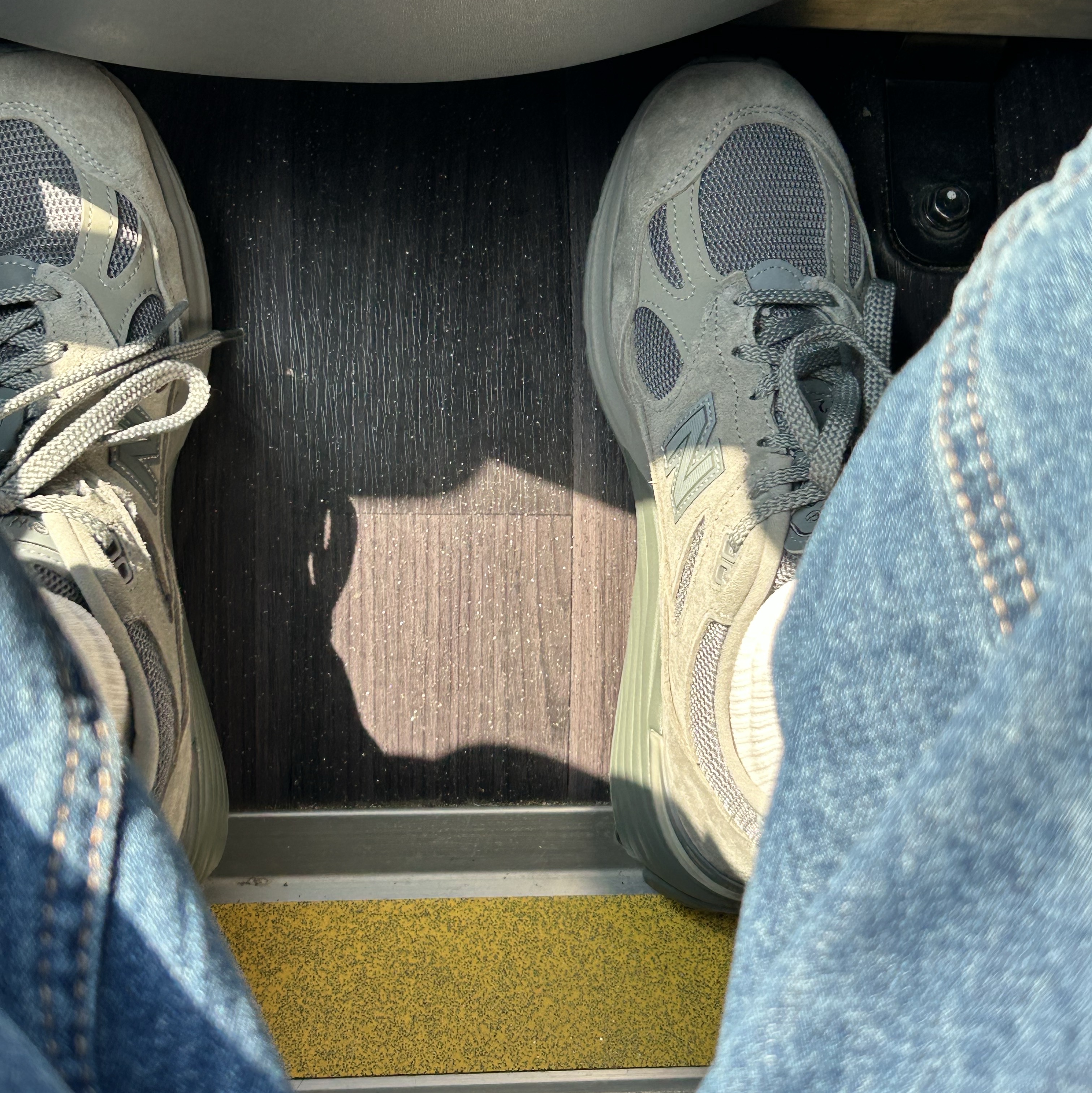 New Balance x Thisisneverthat 991v2 Made in UK Grey, Hatchingroom Wide Curve Jeans Washed Blue 착용 스타일 - 2