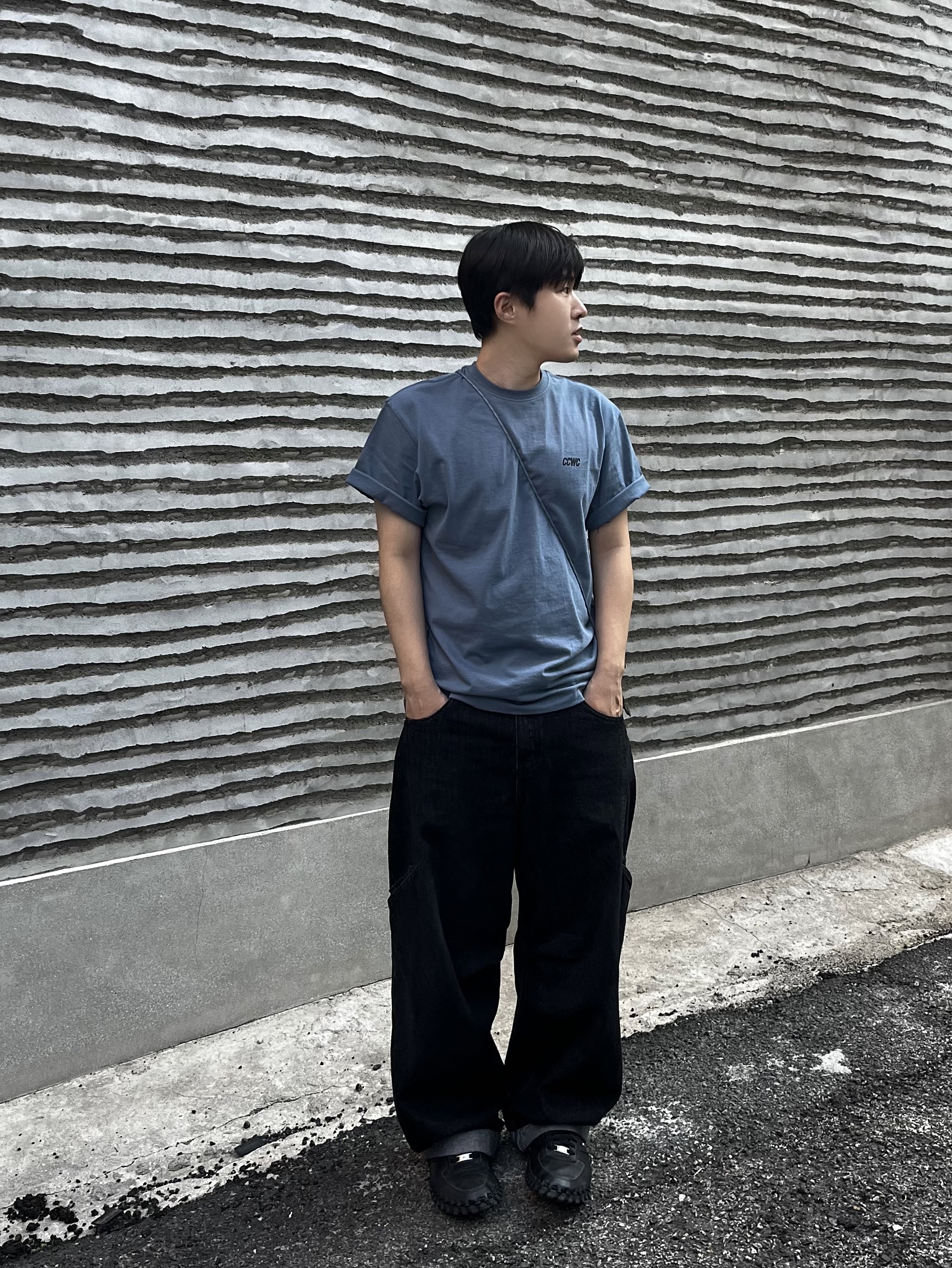 noun Side Line Cargo Denim Pants Black, Nike x Jacquemus J Force 1 Low LX SP Black 착용 스타일 - 2