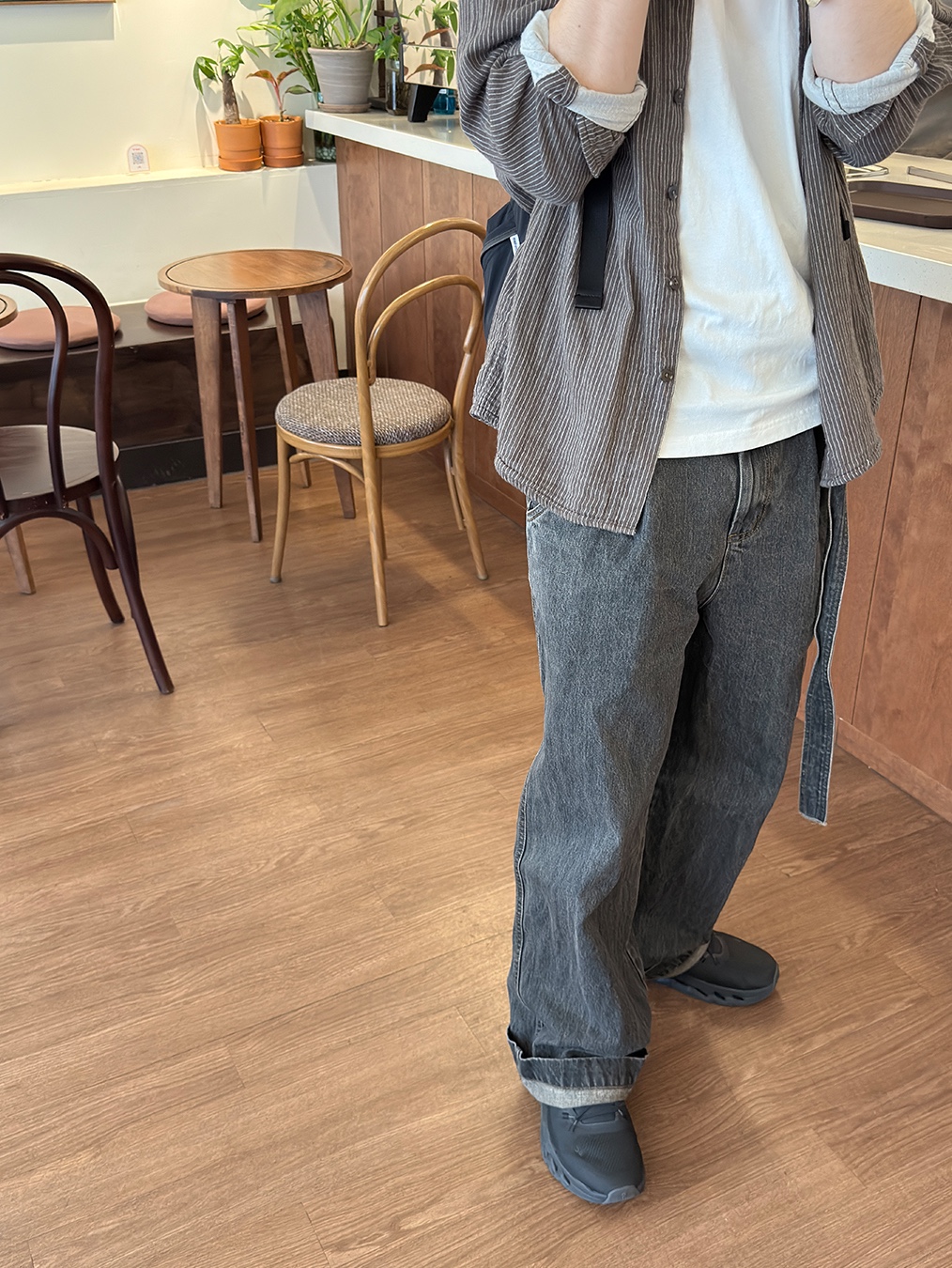 NA A NANA Gauze Stripe Shirt Brown, NA A NANA Pleats Belted Denim Pants Vintage Black 착용 스타일 - 2