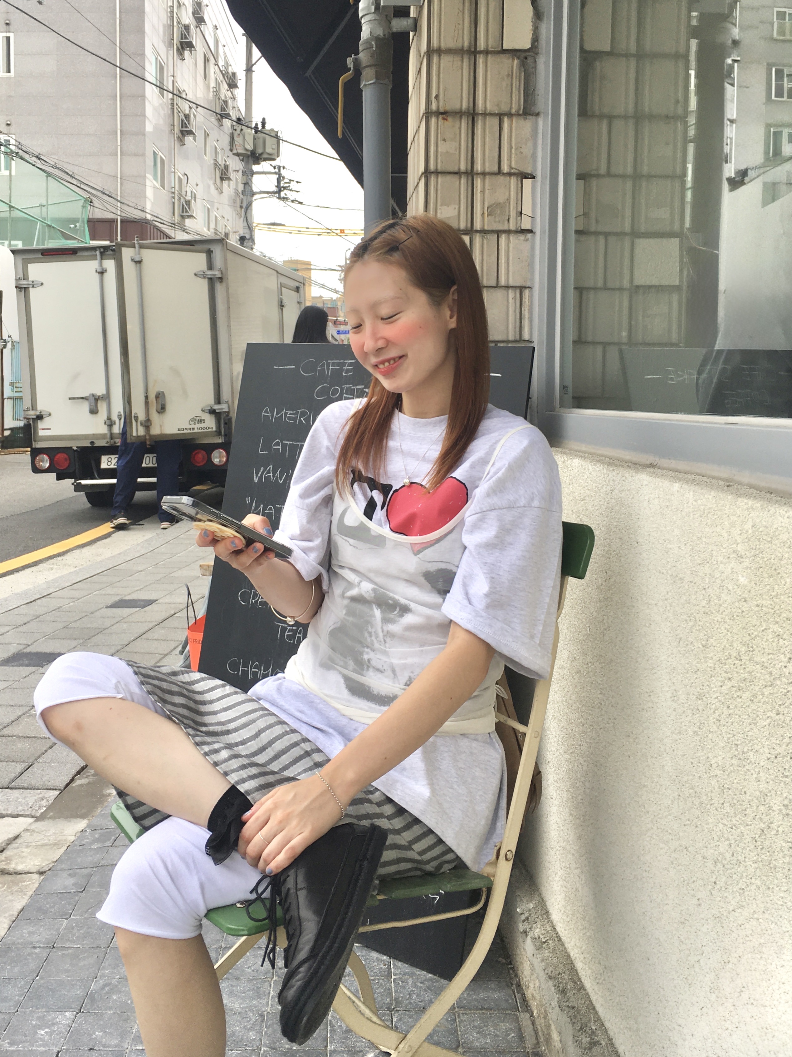 [KREAM 단독] Suade Bulldog Tee Melange Gray 착용 스타일 - 1