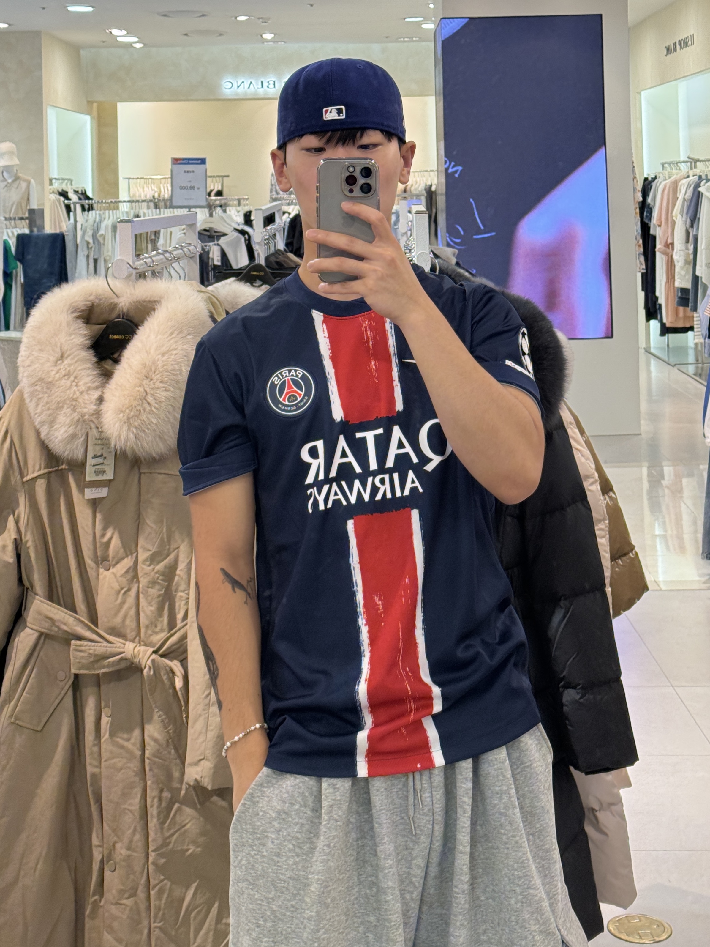 New Era 59Fifty MLB Seoul Series LA Dodgers Dark Royal, Nike Paris Saint-Germain 2024/25 Dri-Fit Stadium Home Replica Jersey Midnight Navy (Non Marking Ver.) 착용 스타일