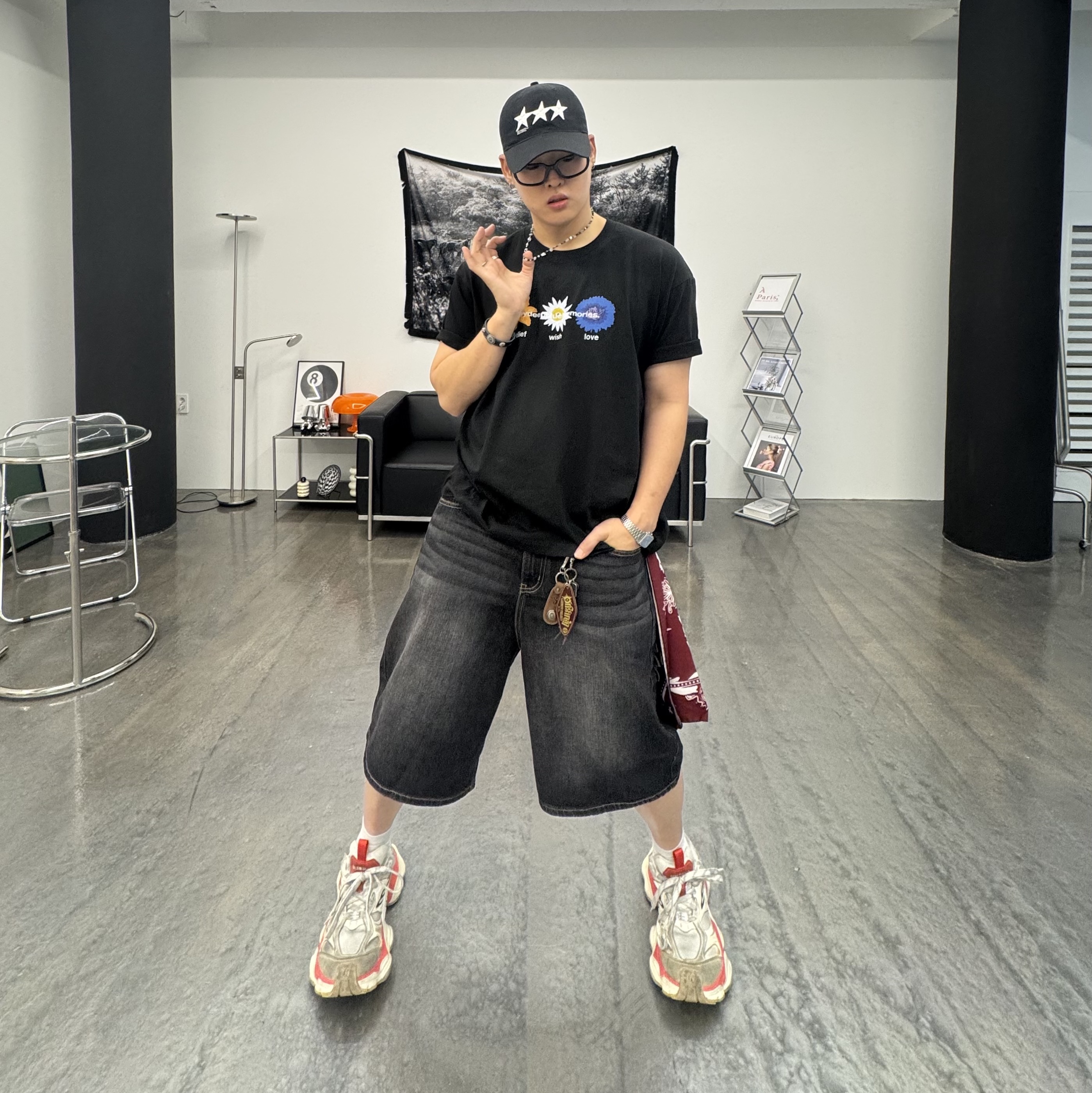 Balenciaga Cargo Sneakers Beige Grey Red 착용 스타일 - 1