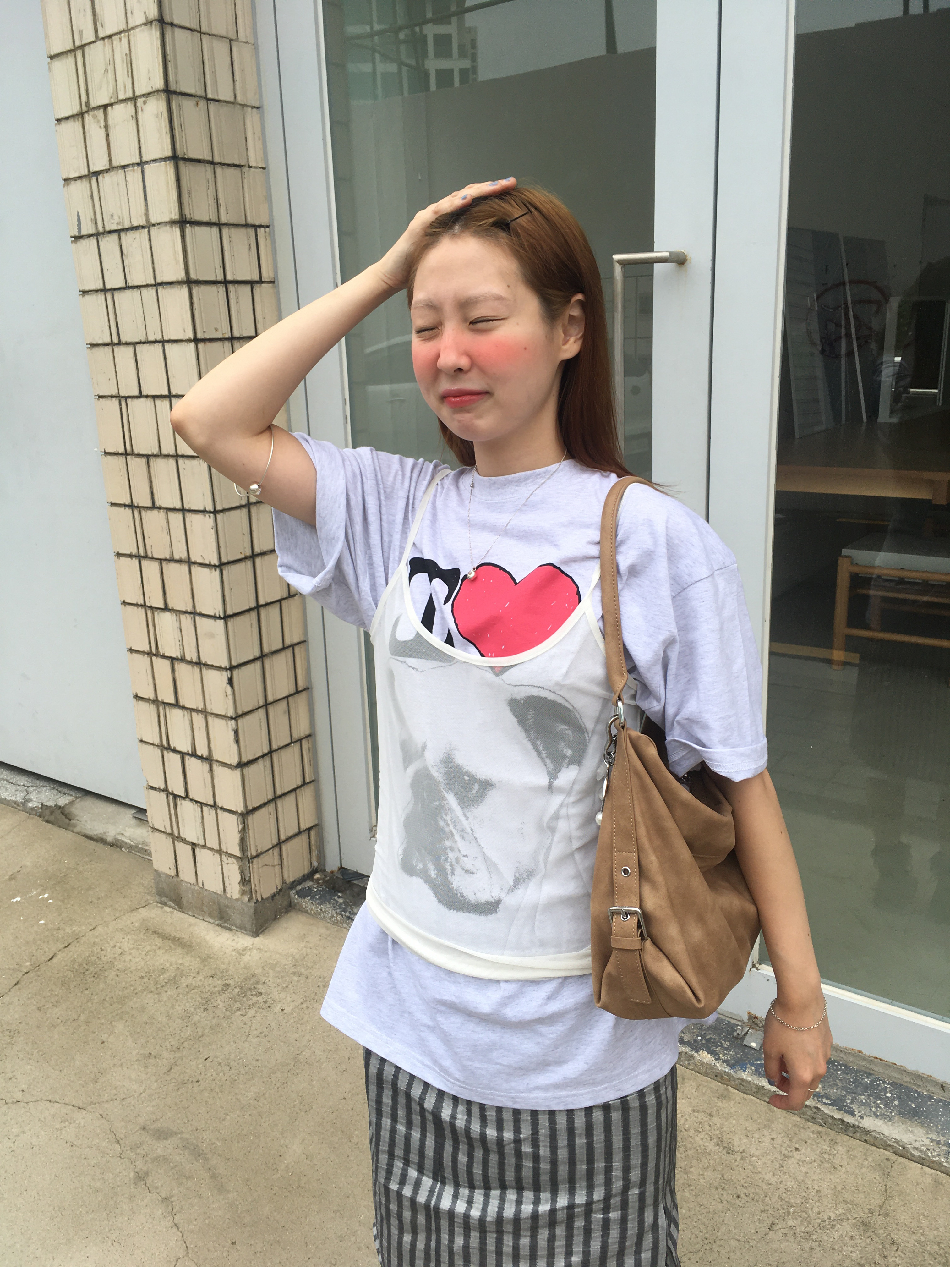 [KREAM 단독] Suade Bulldog Tee Melange Gray 착용 스타일 - 4