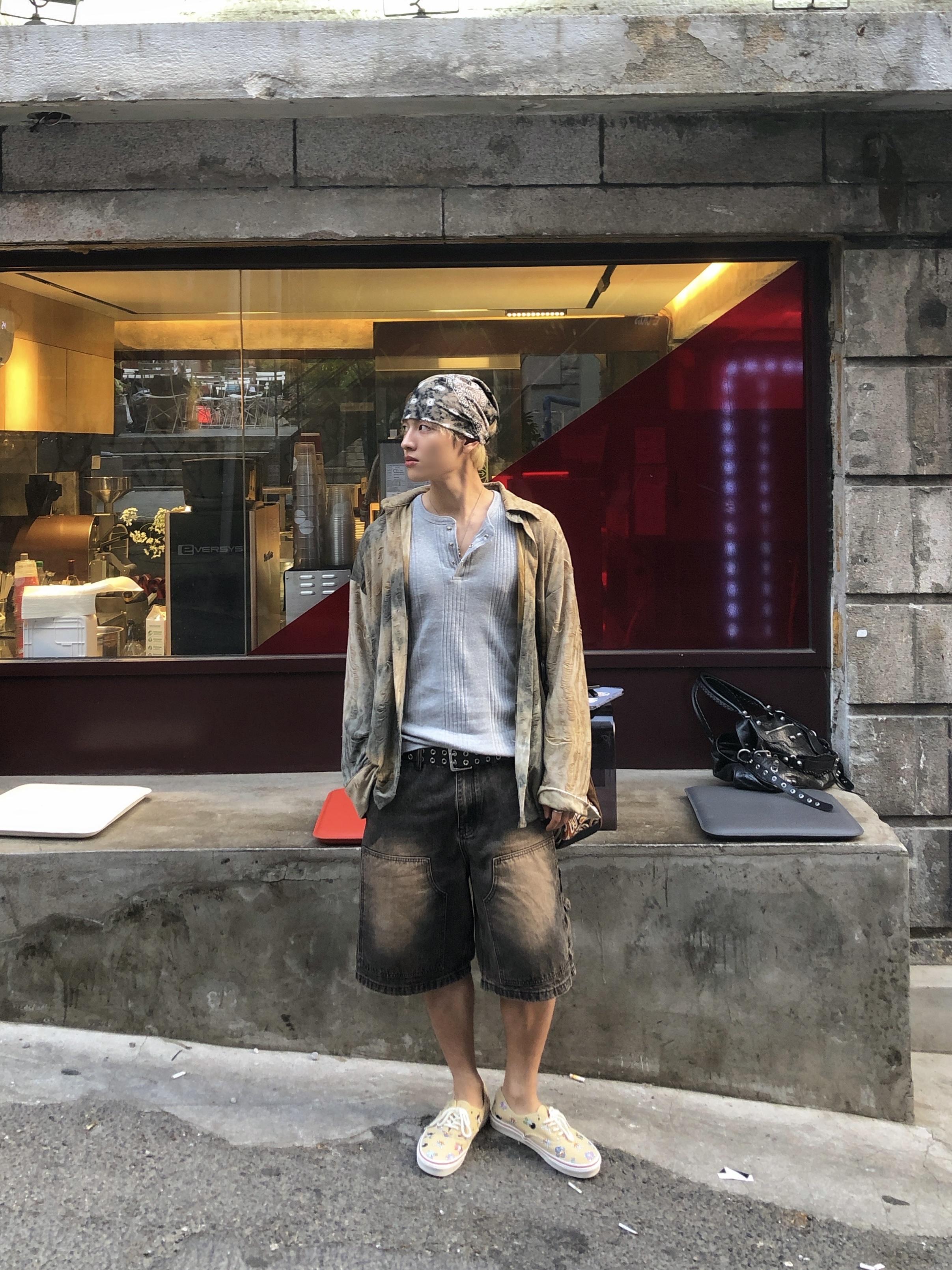 Vans x One Piece Authentic Sand 착용 스타일 - 2