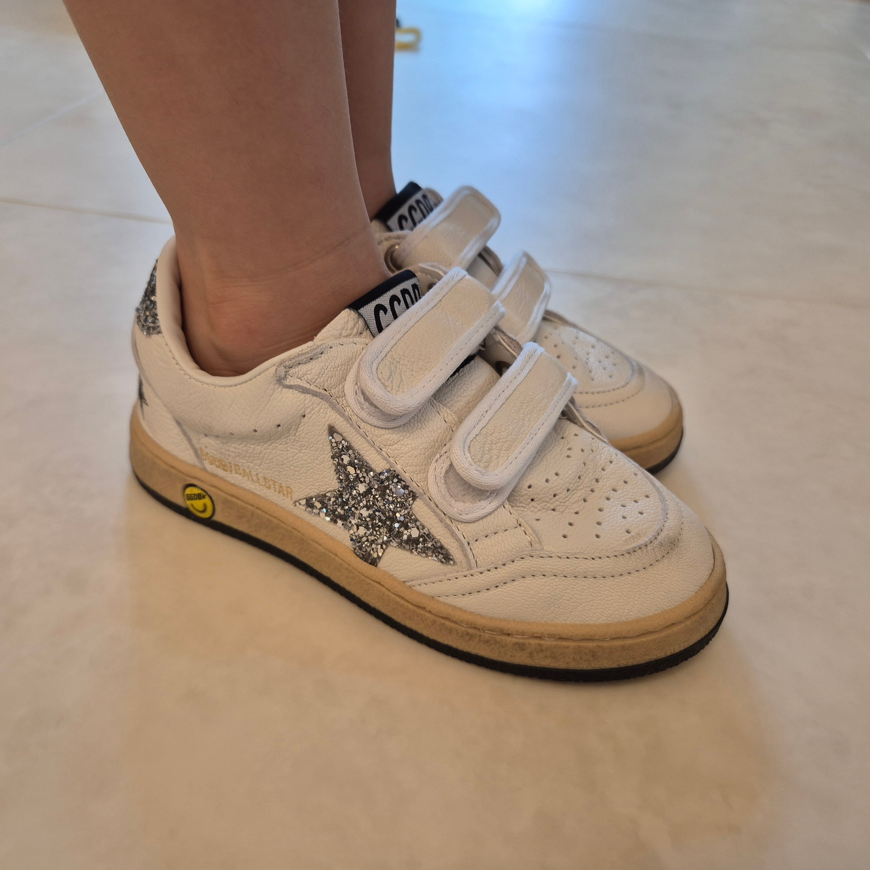 (Kids) Golden Goose Ball Star with Silver Star and Green Suede Heel Tab White 착용 스타일