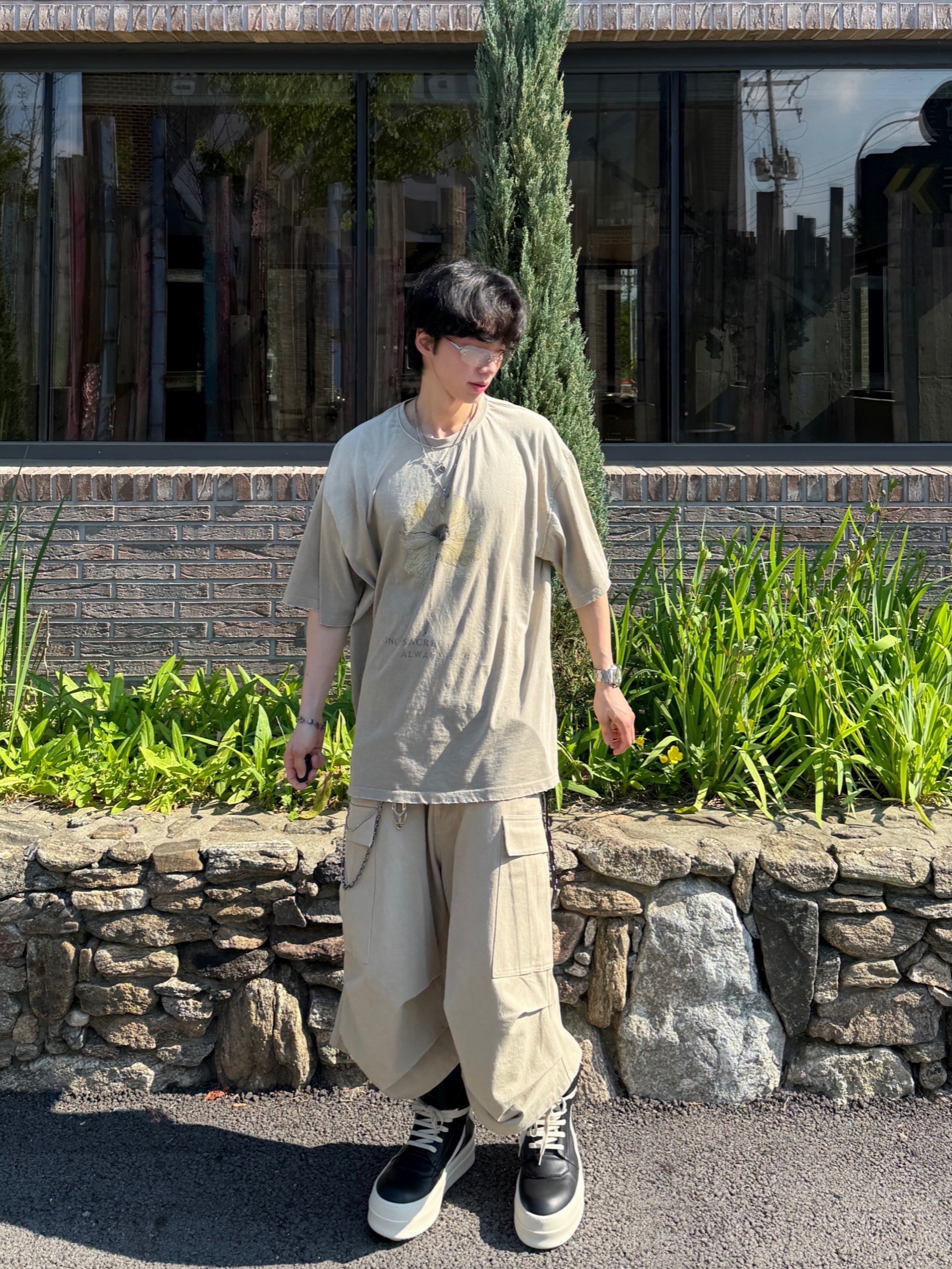 Rick Owens Hollywood Mega Bumper Geobasket in Full Grain Calf Leather Black Milk, Nonnod Side Cargo Shorts Beige 착용 스타일 - 5