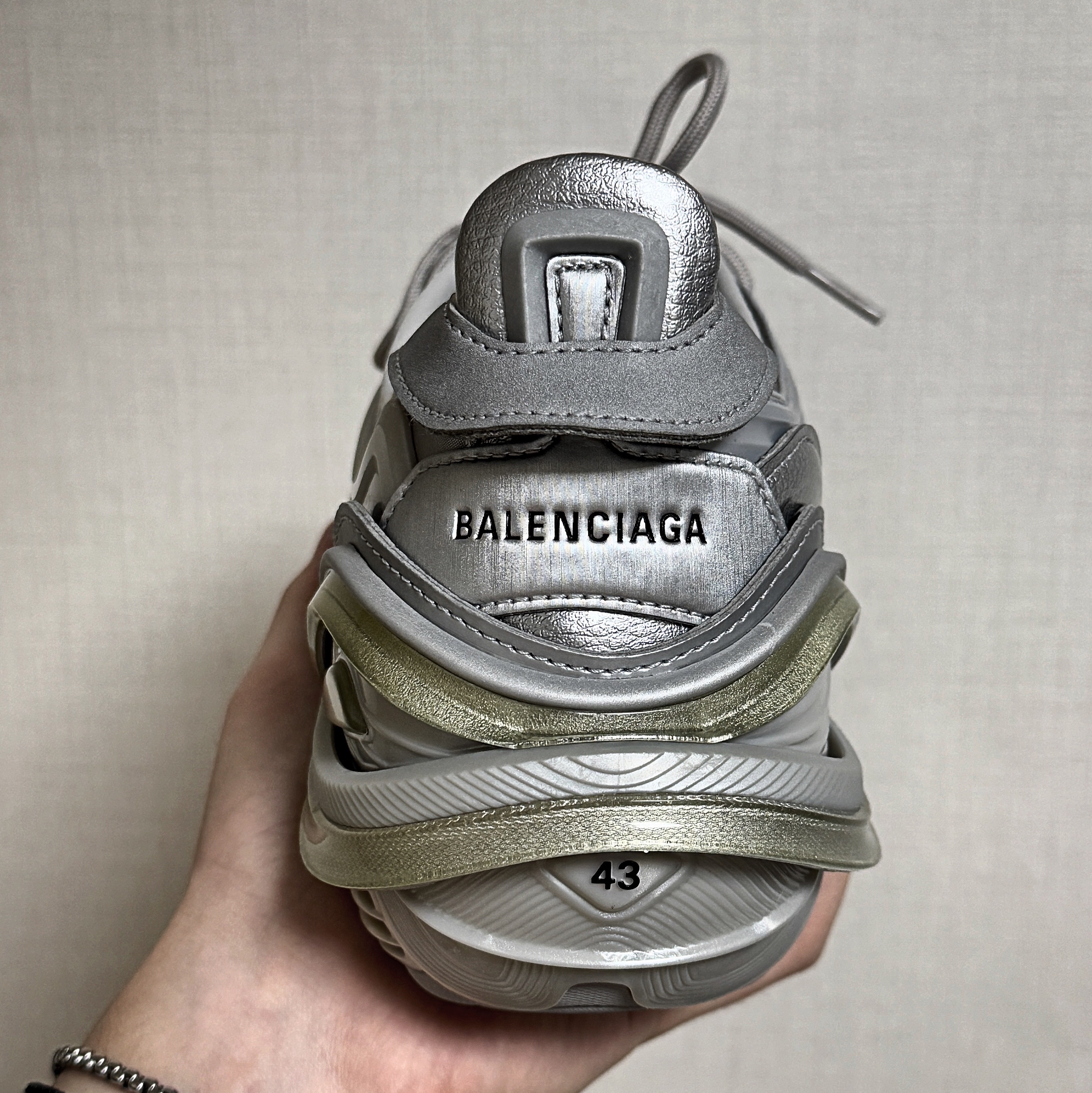 Balenciaga Tyrex Sneakers Silver 착용 스타일 - 3