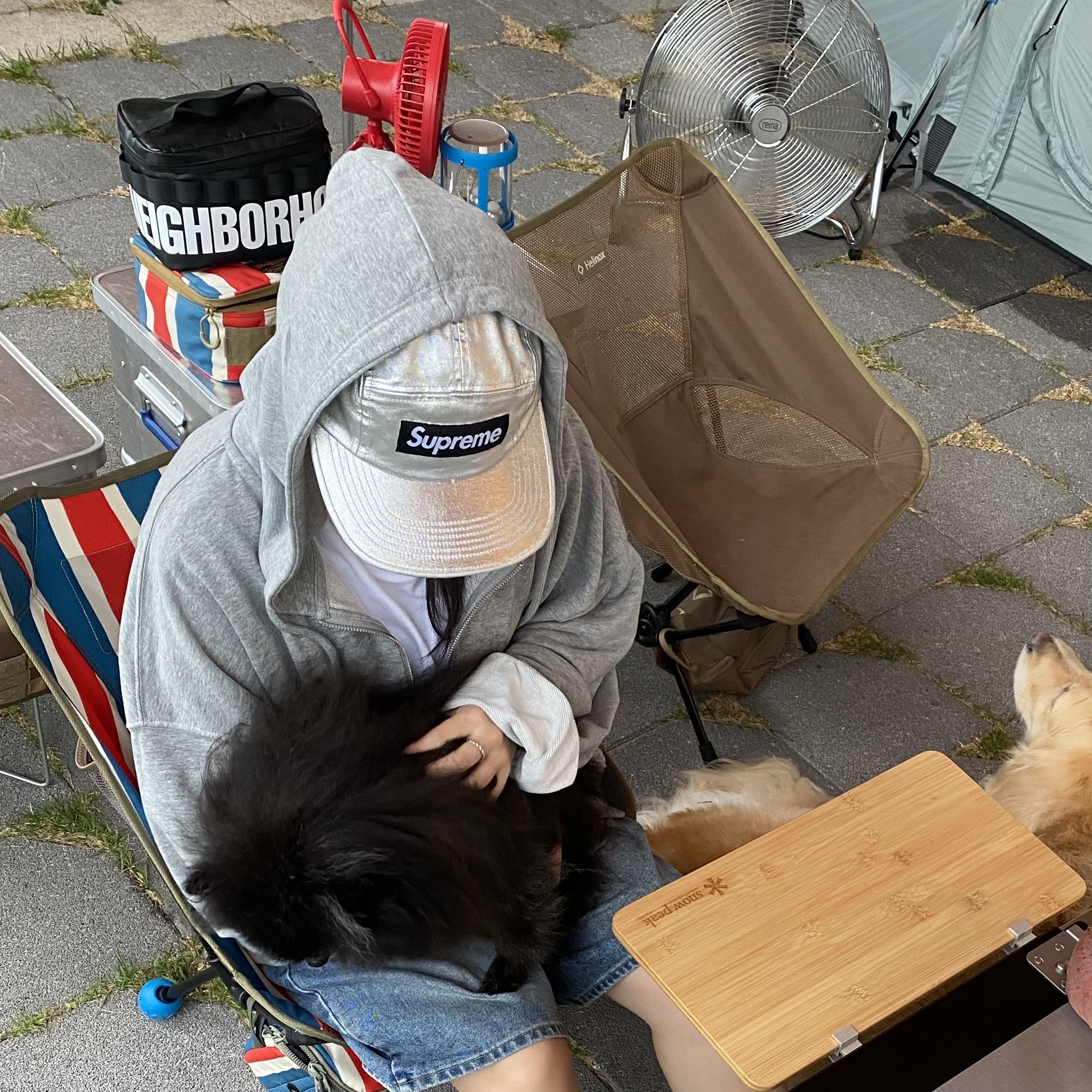 Supreme x Cargo Container Electric Fan Red - 23FW, Helinox Chair One Coyote Tan 착용 스타일