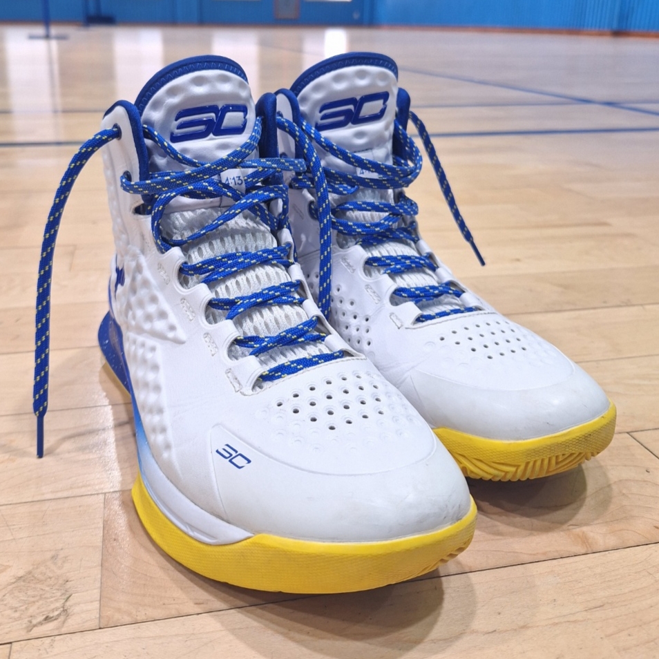 Under Armour Curry 1 White Taxi Royal 착용 스타일 - 1