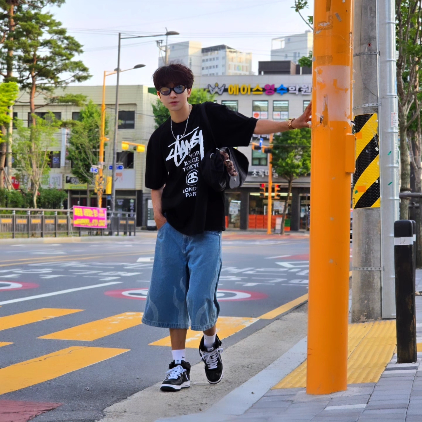 Stussy World Tour T-Shirt Black 2024,2025, Stussy World Tour T-Shirt Black 2023 착용 스타일 - 2