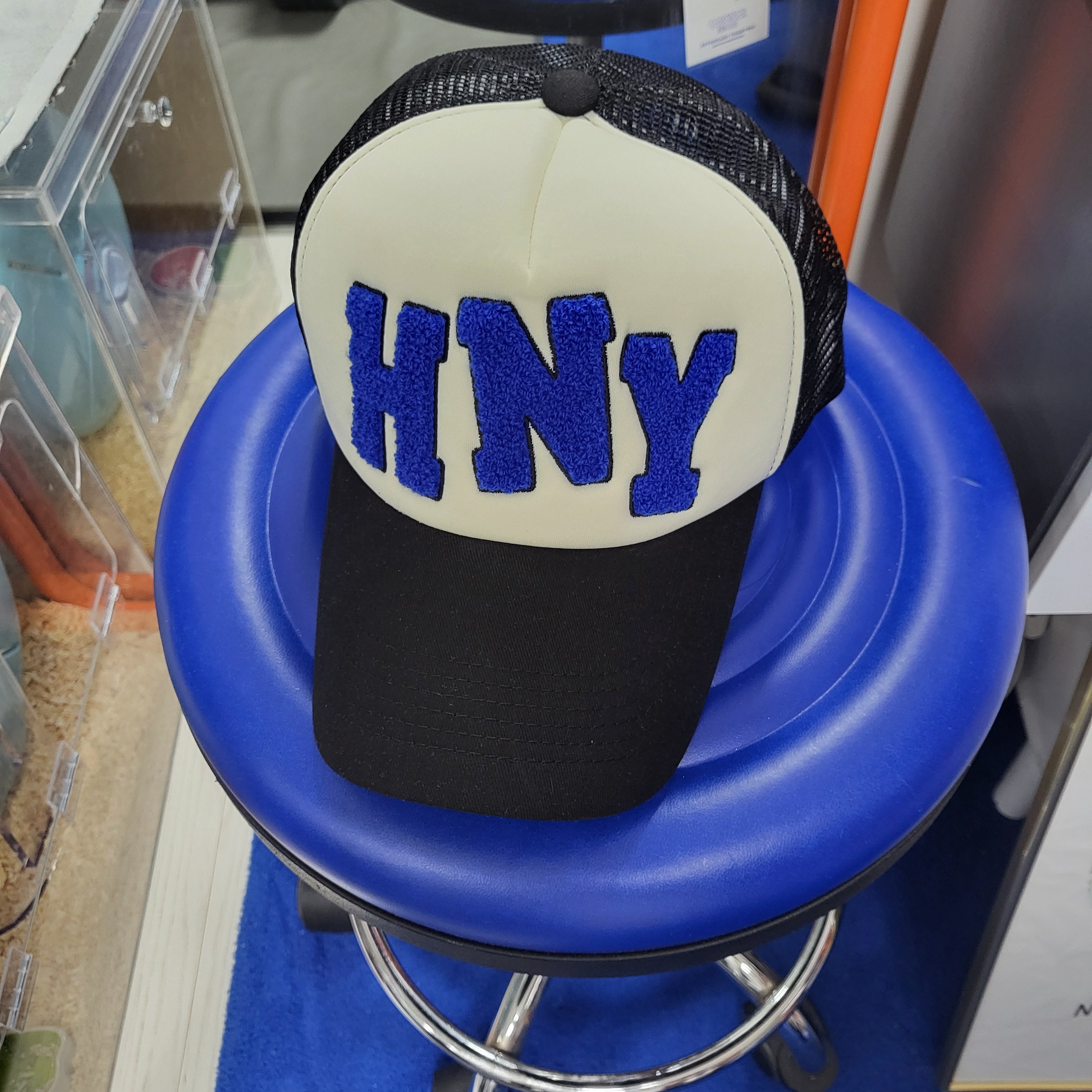 Honey Scoop House HNY Logo Trucker Cap Black 착용 스타일 - 1
