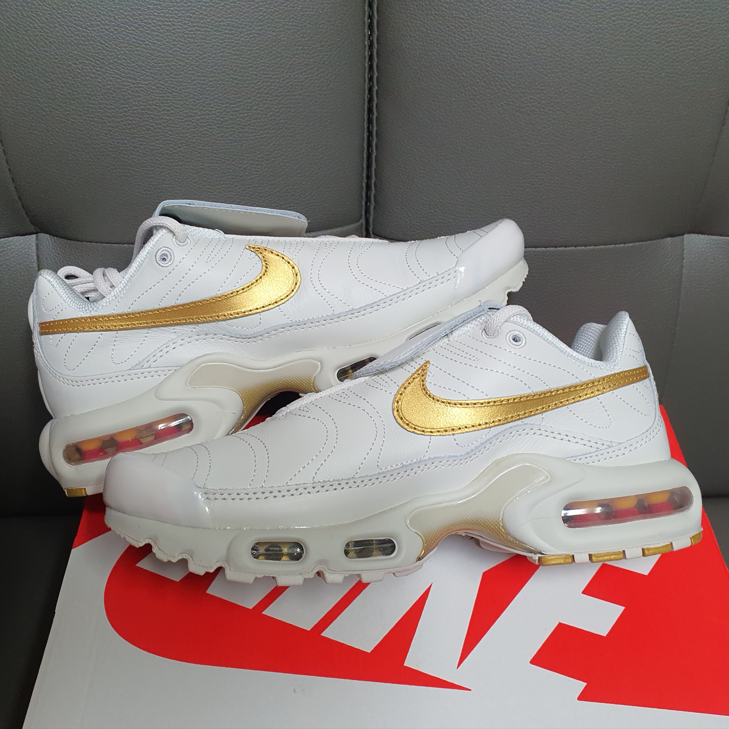 Nike Air Max Plus TNPO Phantom and Metallic Gold 착용 스타일