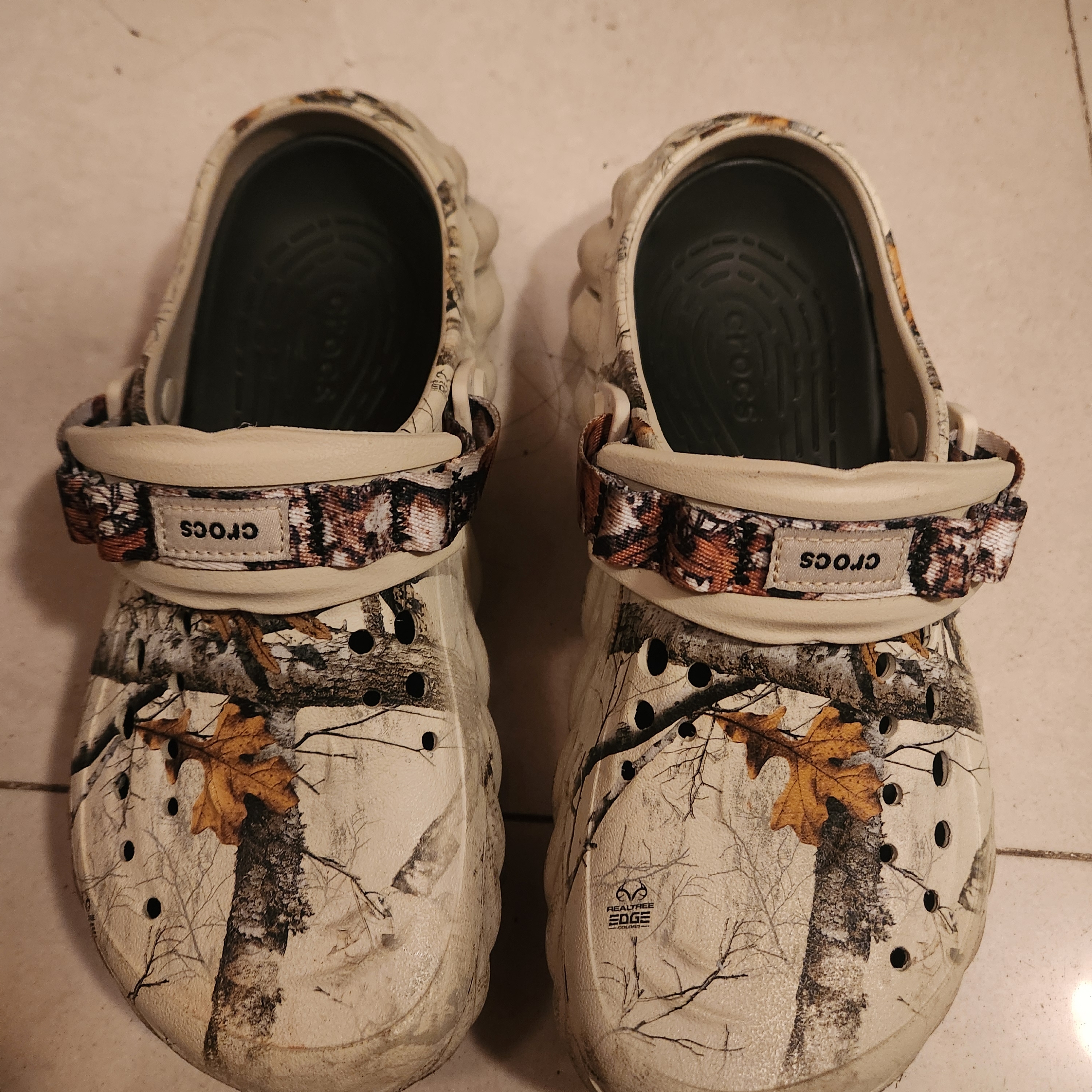Crocs Echo Clog Real Tree Bone 착용 스타일