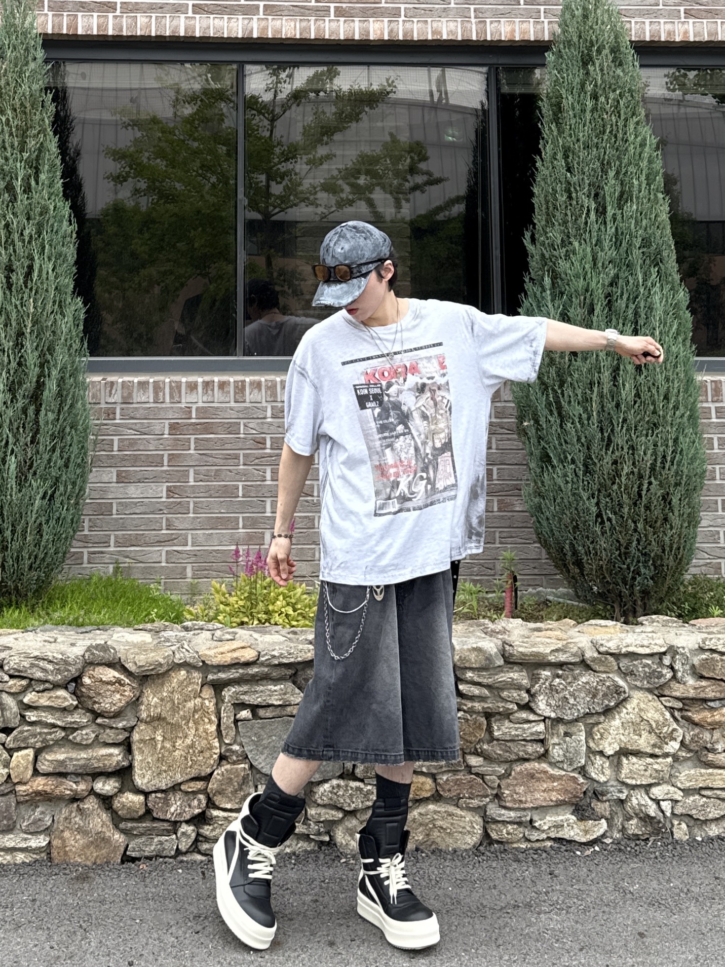 GRAILZ x KOIN SEOUL Magazine T-Shirts Melange Grey, Rick Owens Hollywood Mega Bumper Geobasket in Full Grain Calf Leather Black Milk 착용 스타일 - 3