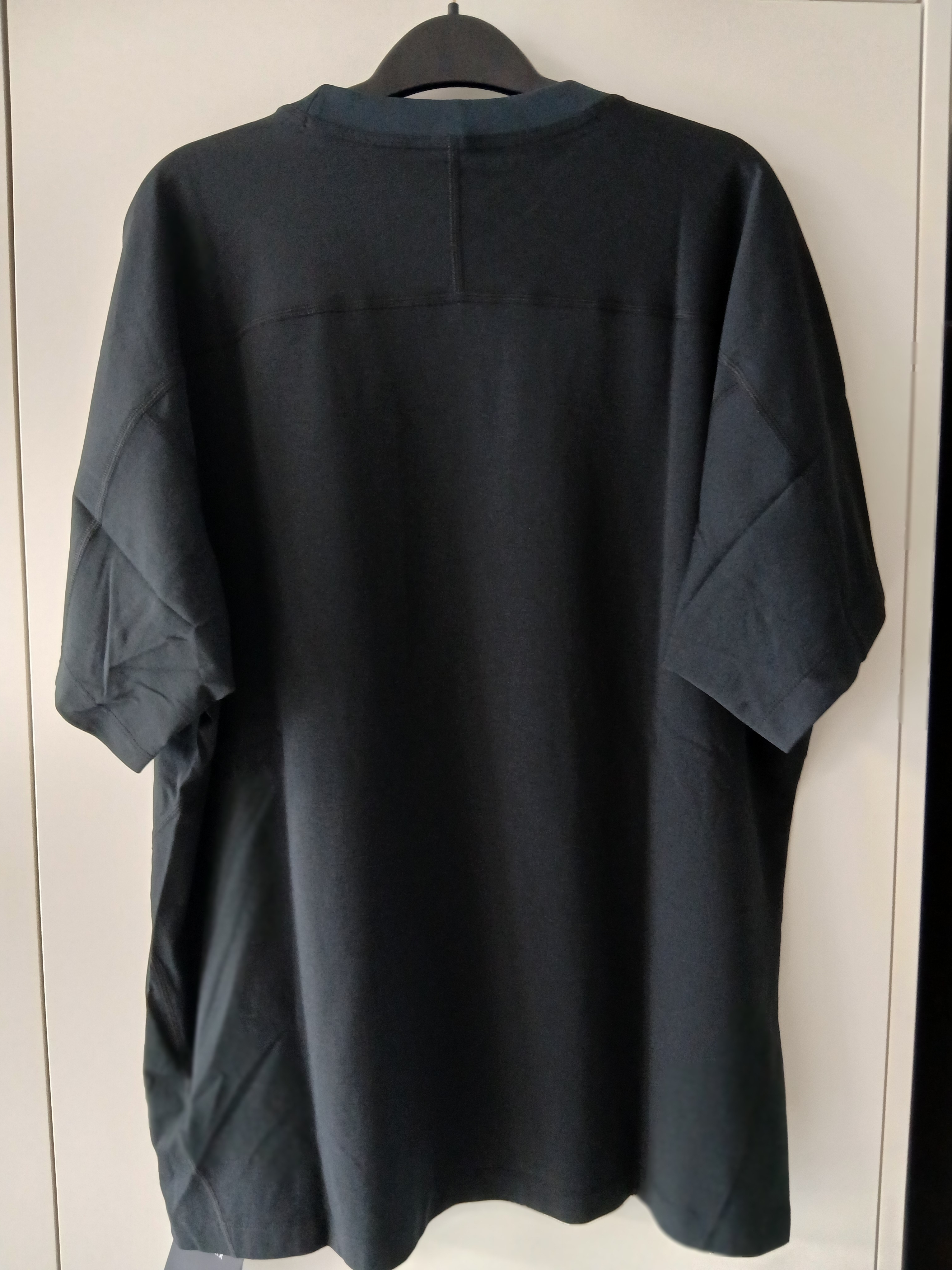 Arc'teryx Konseal Pocket T-Shirt Black Grey, Arc'teryx Konseal Pocket SS T-Shirt Black Grey 착용 스타일 - 4