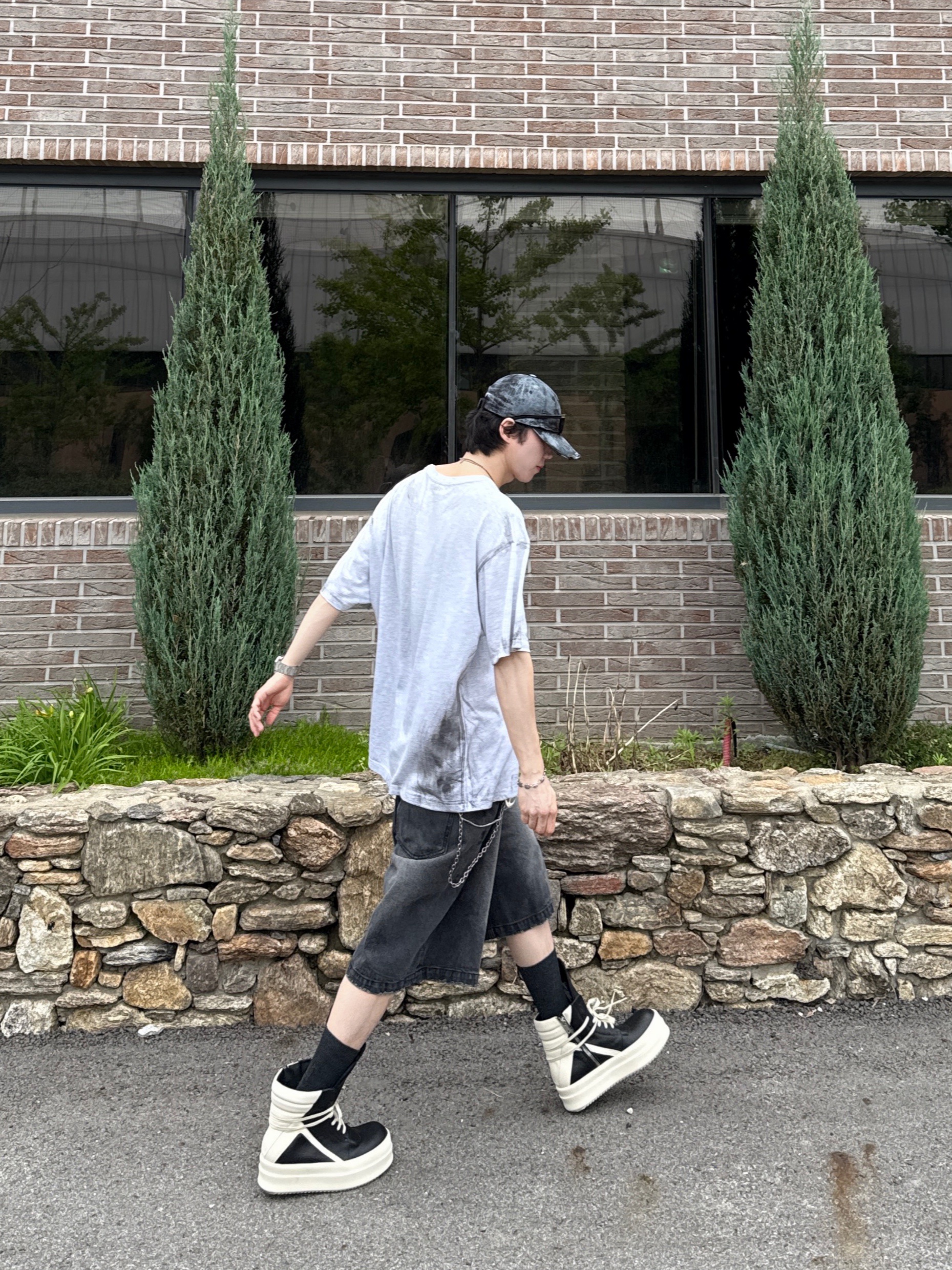 GRAILZ x KOIN SEOUL Magazine T-Shirts Melange Grey, Rick Owens Hollywood Mega Bumper Geobasket in Full Grain Calf Leather Black Milk 착용 스타일 - 2