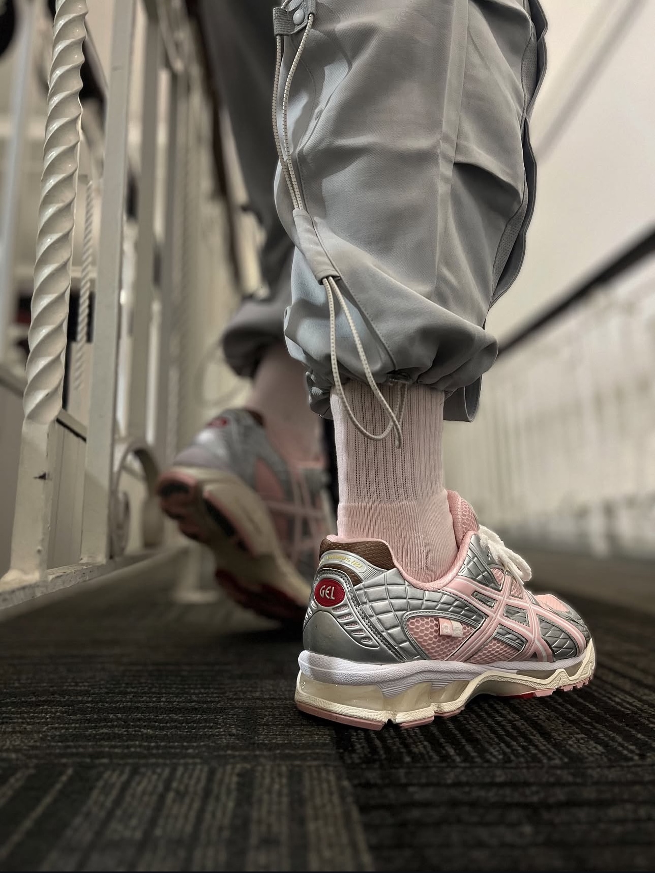 Asics x Atmos x Vandy The Pink Gel-Nimbus 10.1 Banana Split Strawberry 착용 스타일 - 4