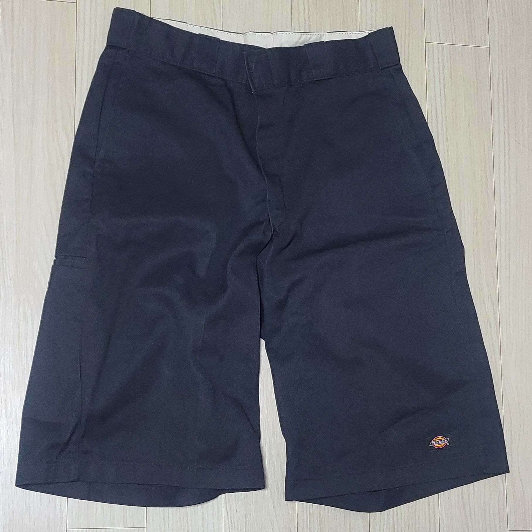Dickies Loose Fit 13 Inch Flat Front Work Shorts Black 착용 스타일