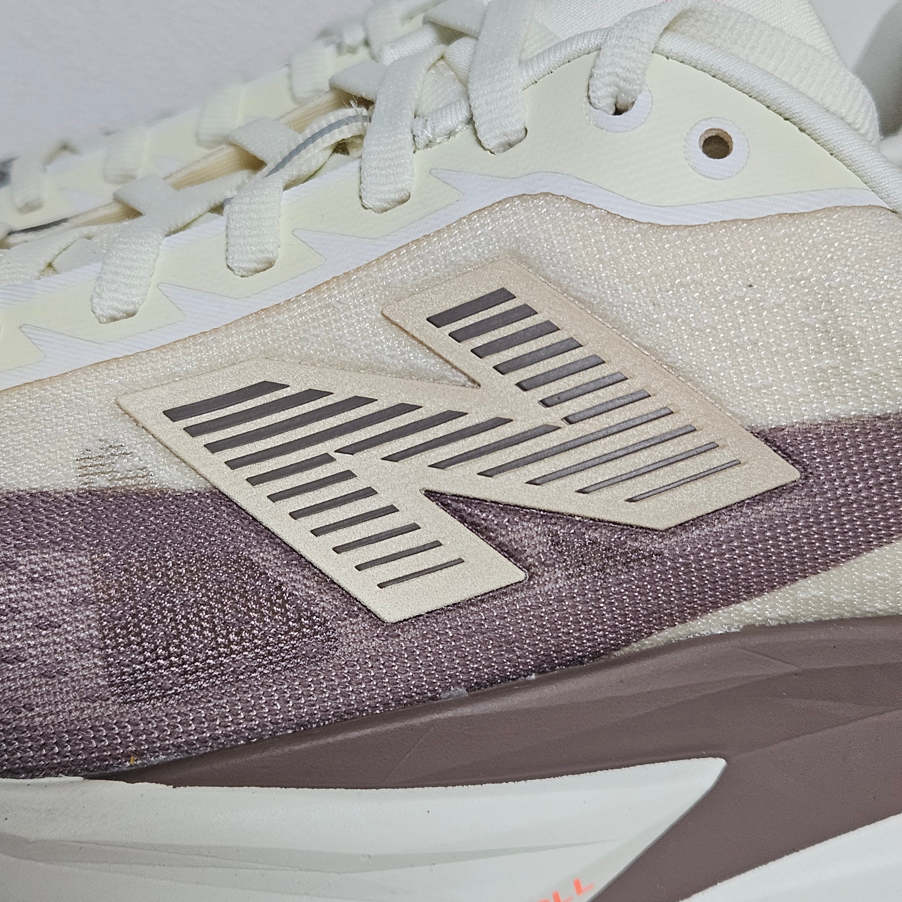 New Balance FuelCell Rebel v5 Angora Earth Shadow Sea Salt - D Standard 착용 스타일 - 2