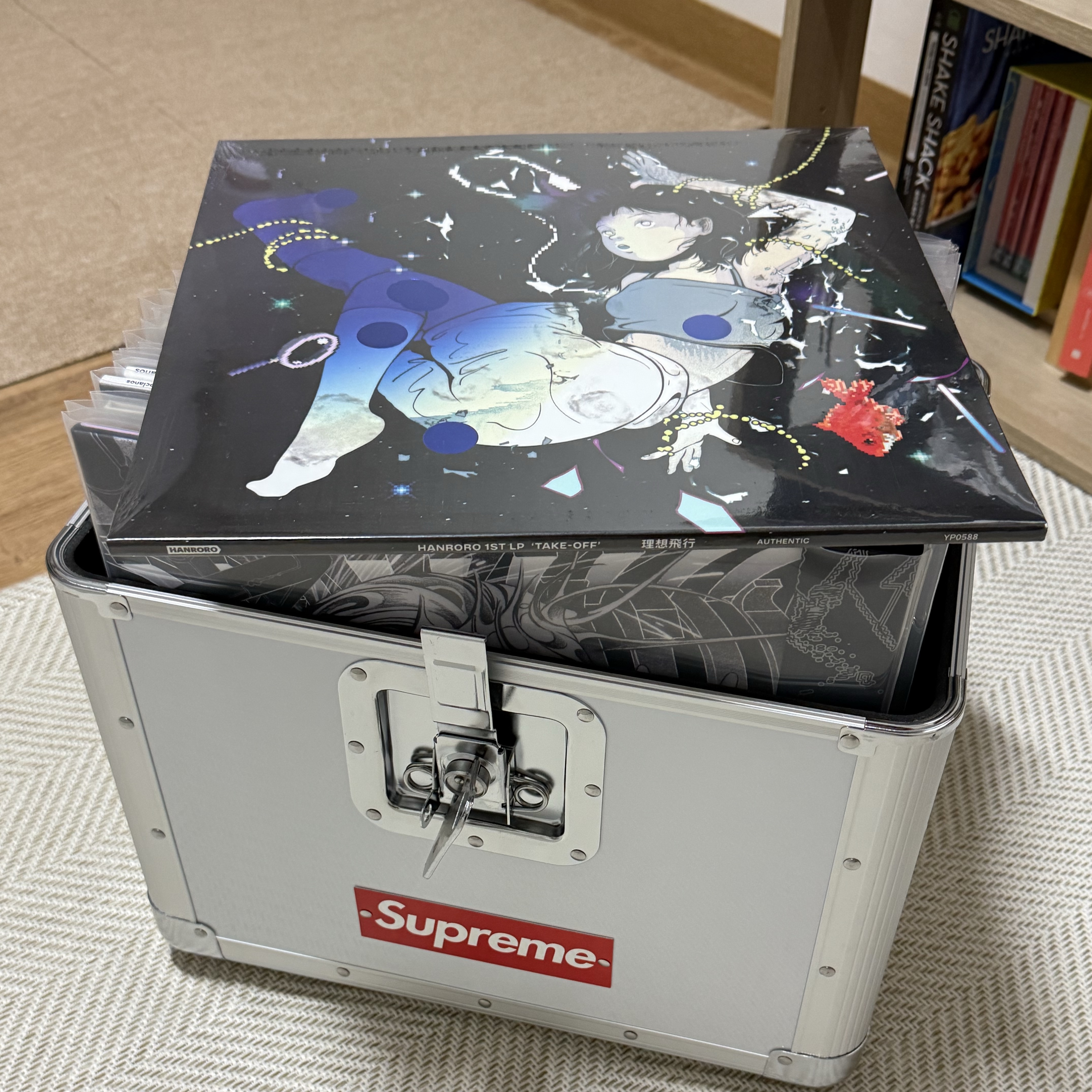 Hanroro 1st EP Take Off E Blue Marble, Supreme x Odyssey Record Case White - 25SS 착용 스타일